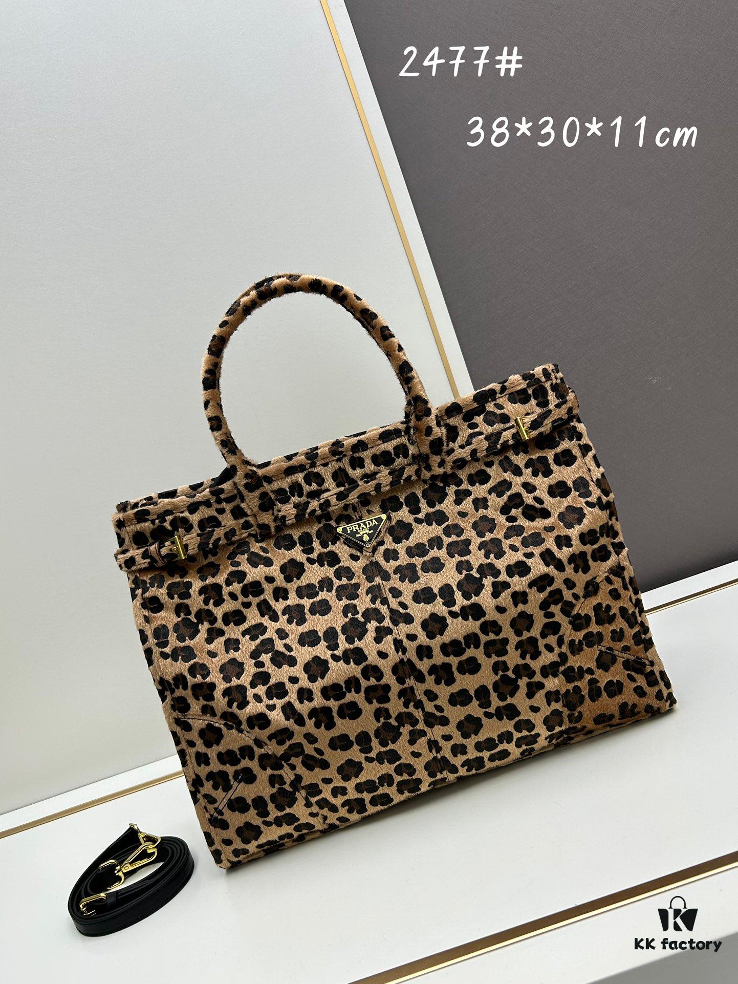 24fw Autumn-Winter Prada Arrives with Sophisticated Alpaca Brown Tones