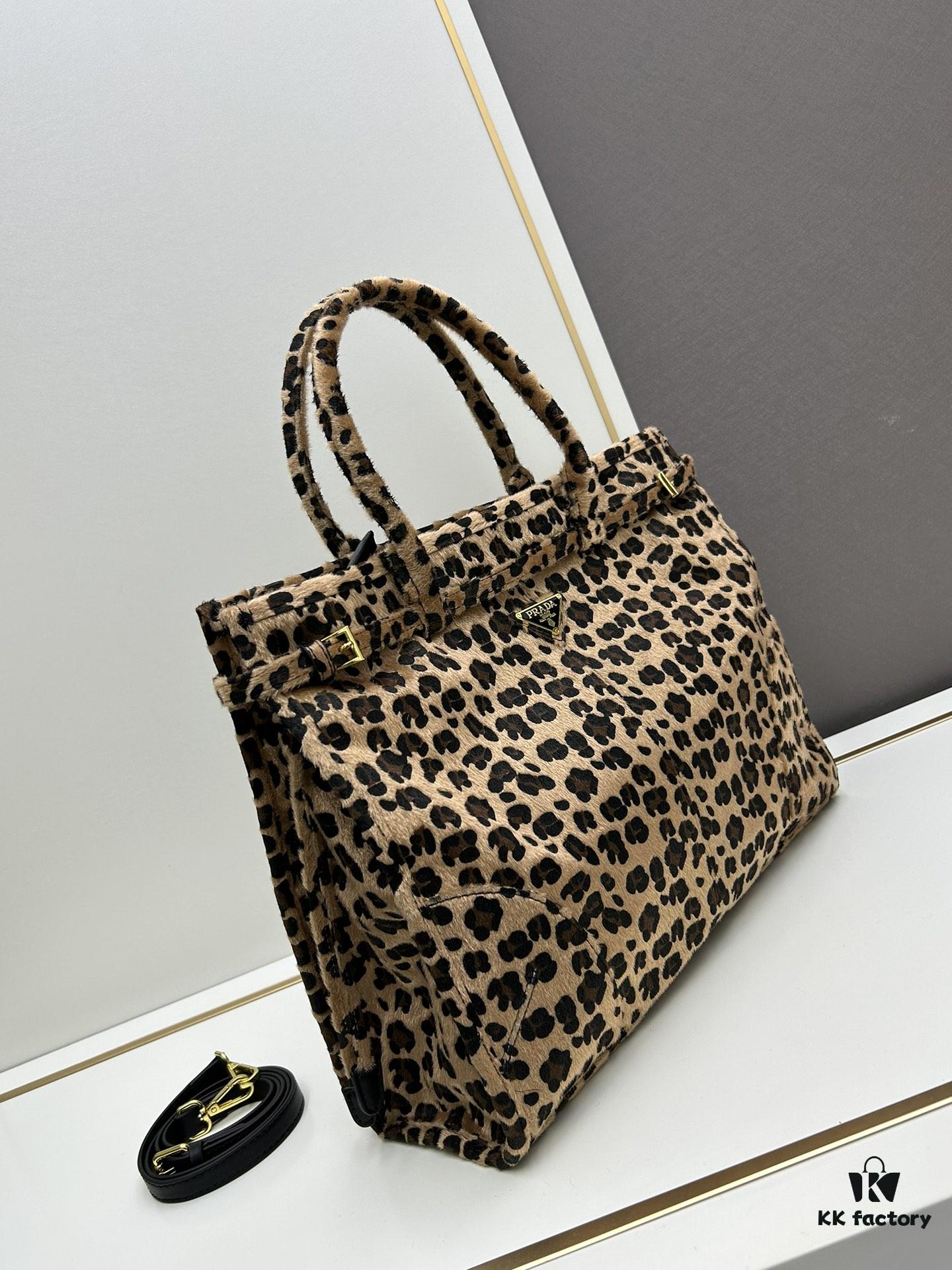 24fw Autumn-Winter Prada Arrives with Sophisticated Alpaca Brown Tones