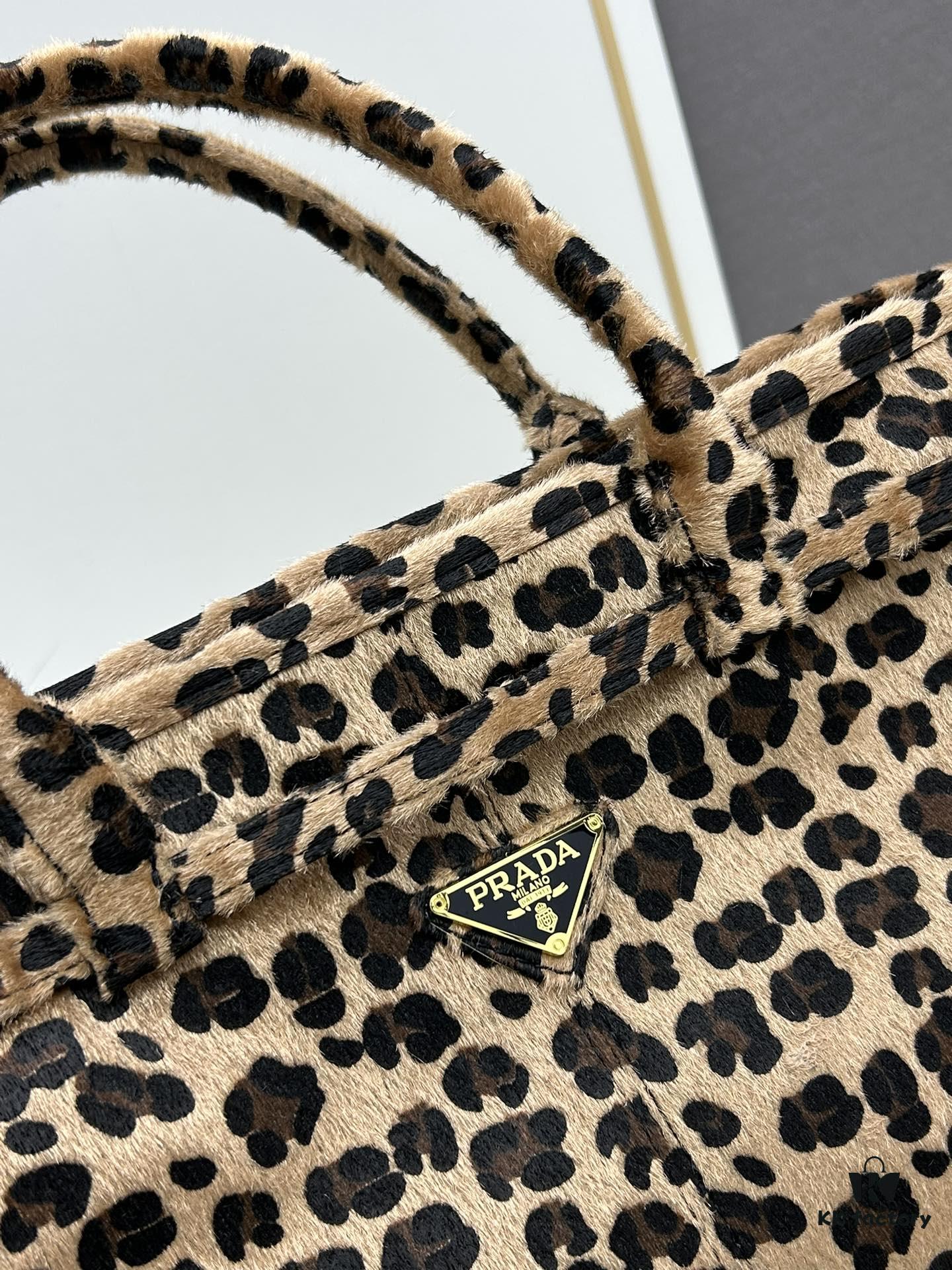 24fw Autumn-Winter Prada Arrives with Sophisticated Alpaca Brown Tones