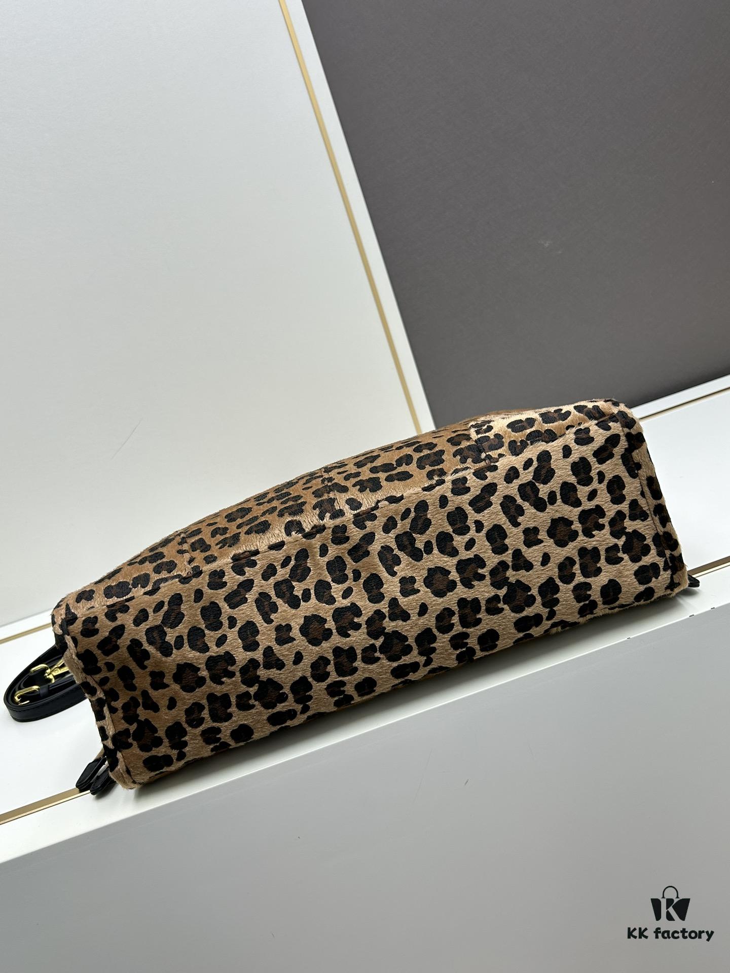 24fw Autumn-Winter Prada Arrives with Sophisticated Alpaca Brown Tones