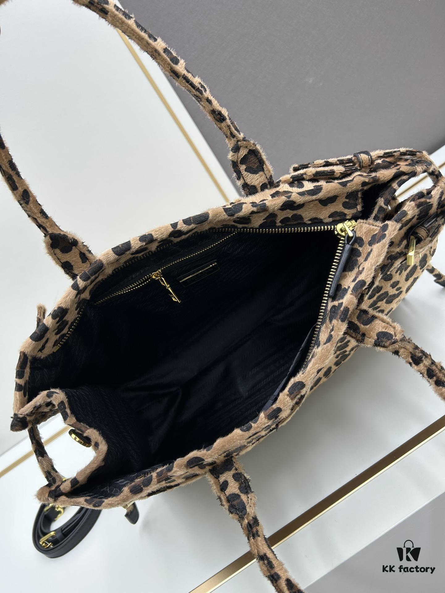 24fw Autumn-Winter Prada Arrives with Sophisticated Alpaca Brown Tones