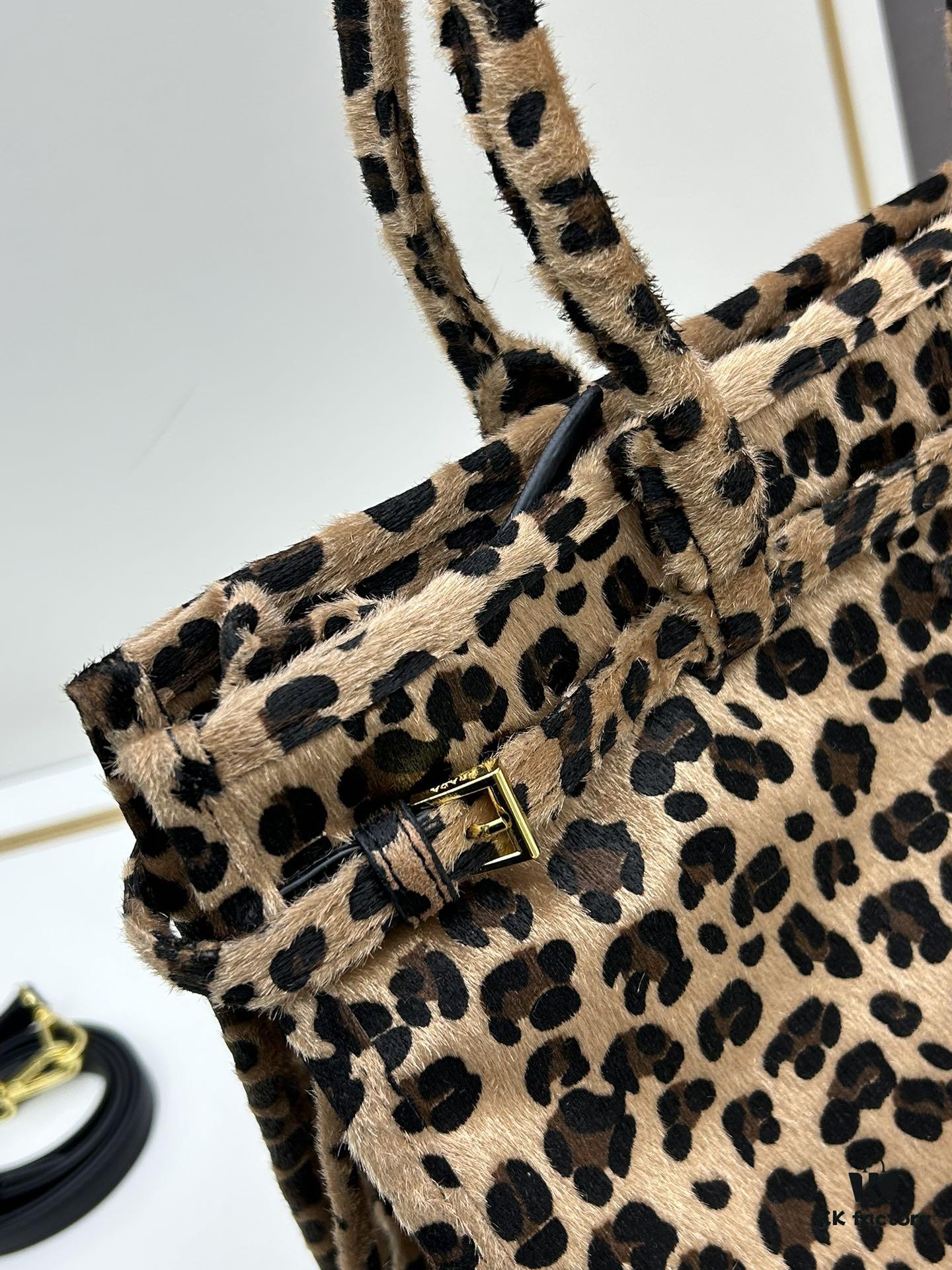 24fw Autumn-Winter Prada Arrives with Sophisticated Alpaca Brown Tones