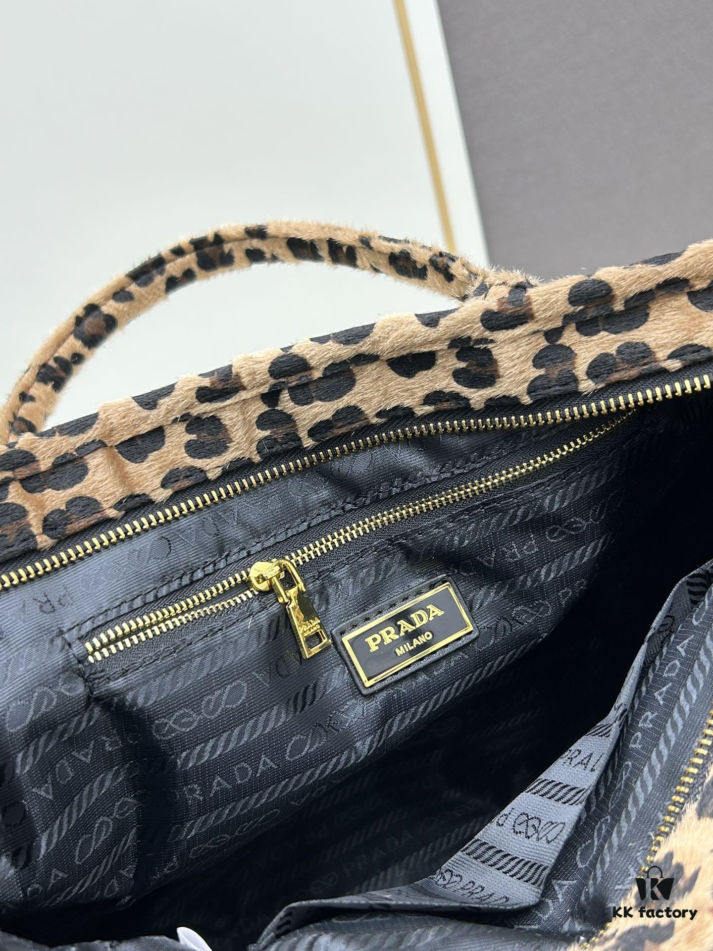 24fw Autumn-Winter Prada Arrives with Sophisticated Alpaca Brown Tones