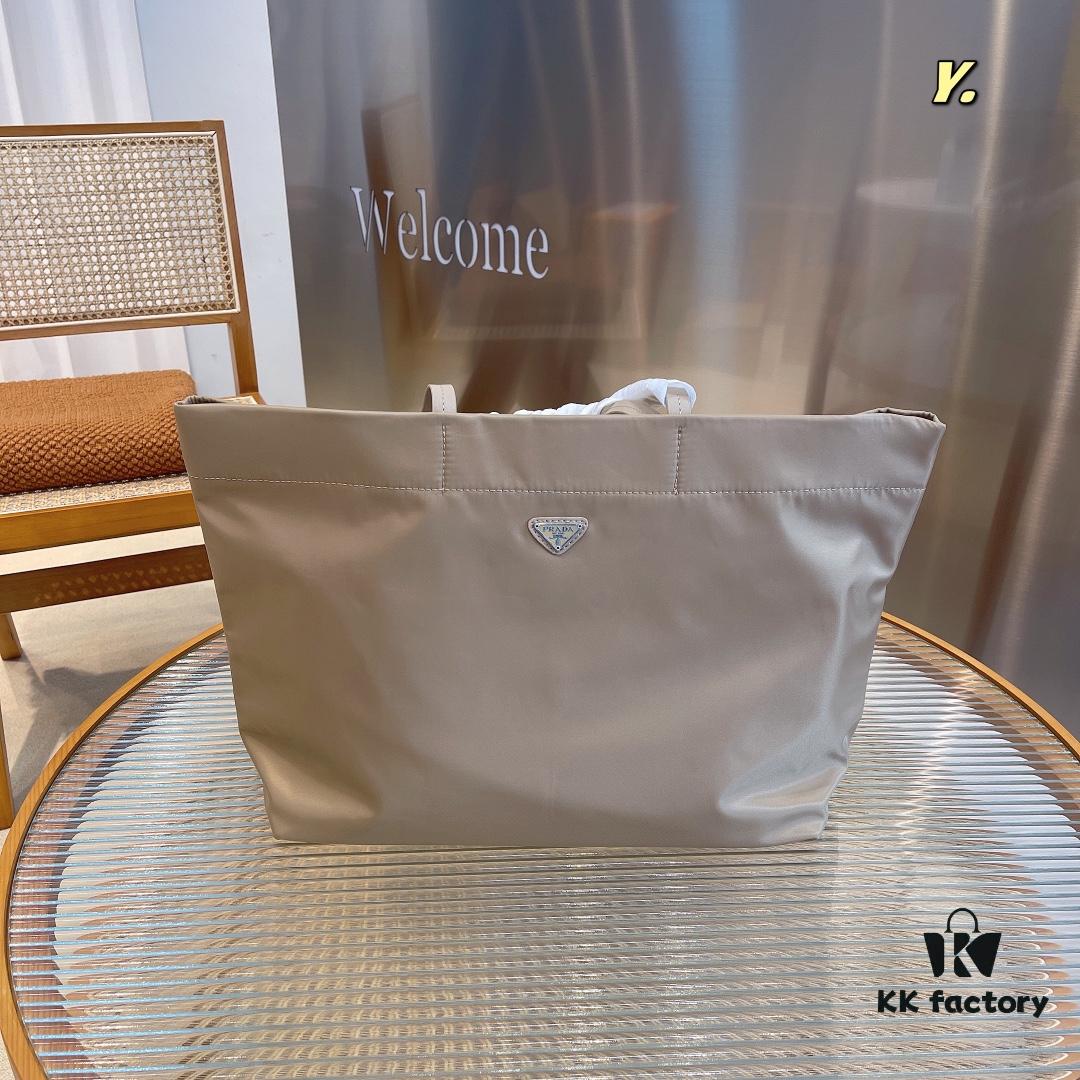 New Shopping Bag Prada PRADA Shopping Tote Original Quality Precision Craftsmanship Classic Bestseller Attention to Detail Combines Iconic Pattern with Classic Print Stylish and Trendy Size: 38*18*33cm Code 120015170