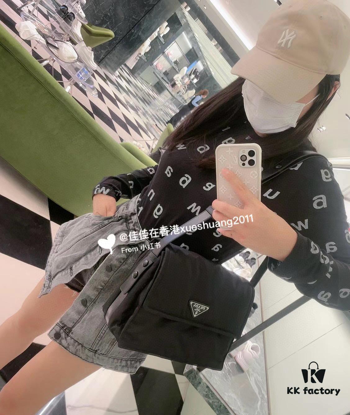 Prada New Arrival Upgrade Vintage-style Crossbody Bag Unisex 30*12*20cm