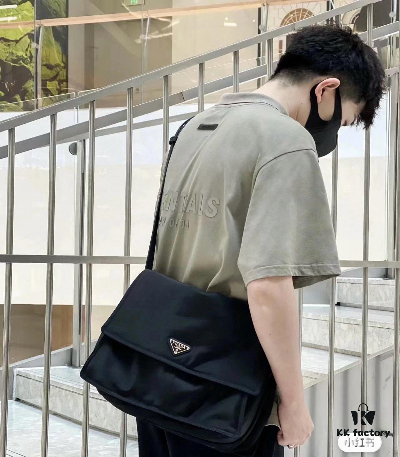 Prada New Arrival Upgrade Vintage-style Crossbody Bag Unisex 30*12*20cm