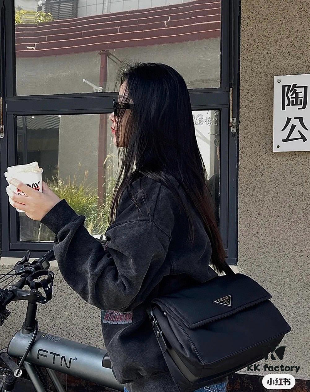 Prada New Arrival Upgrade Vintage-style Crossbody Bag Unisex 30*12*20cm