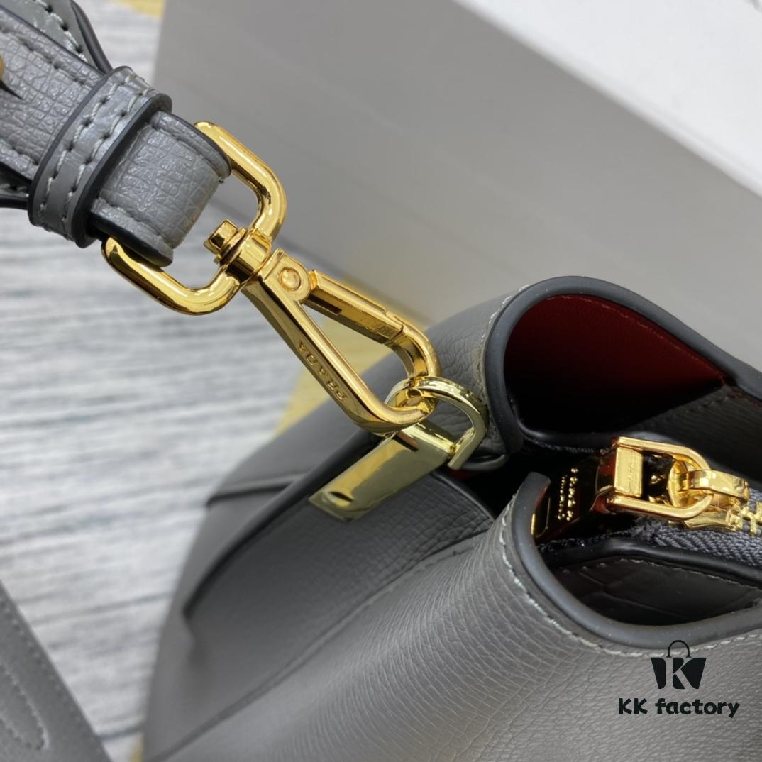 2020 New Arrival PRADA Handbag Model 66152 Size 30*22*14