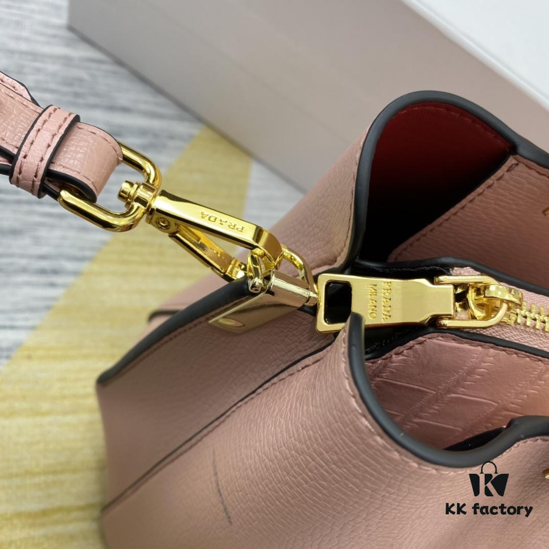 2020 New Arrival PRADA Handbag Model 66152 Size 30*22*14