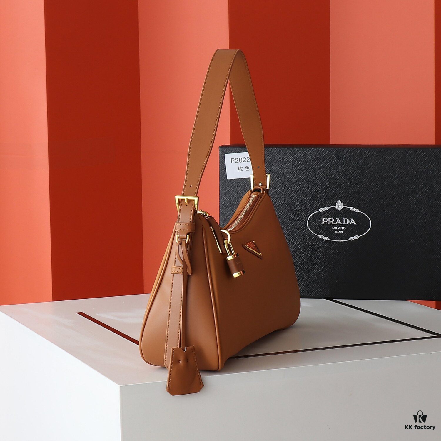 PRADA - Latest Model Handbag / Nylon Lock Bag, Synchronized with Official Website, Made from Original Imported Waterproof Fabric with Authentic Hardware, Exquisite Craftsmanship, Comfortable Touch, OEM by 175, Original Quality, Size: 34/19.5/10cm, Model 2020