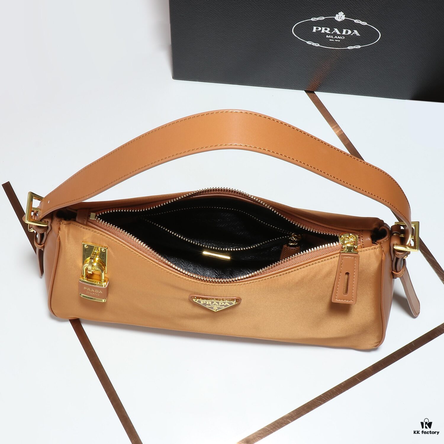 PRADA - Latest Model Handbag / Nylon Lock Bag, Synchronized with Official Website, Made from Original Imported Waterproof Fabric with Authentic Hardware, Exquisite Craftsmanship, Comfortable Touch, OEM by 175, Original Quality, Size: 34/19.5/10cm, Model 2020