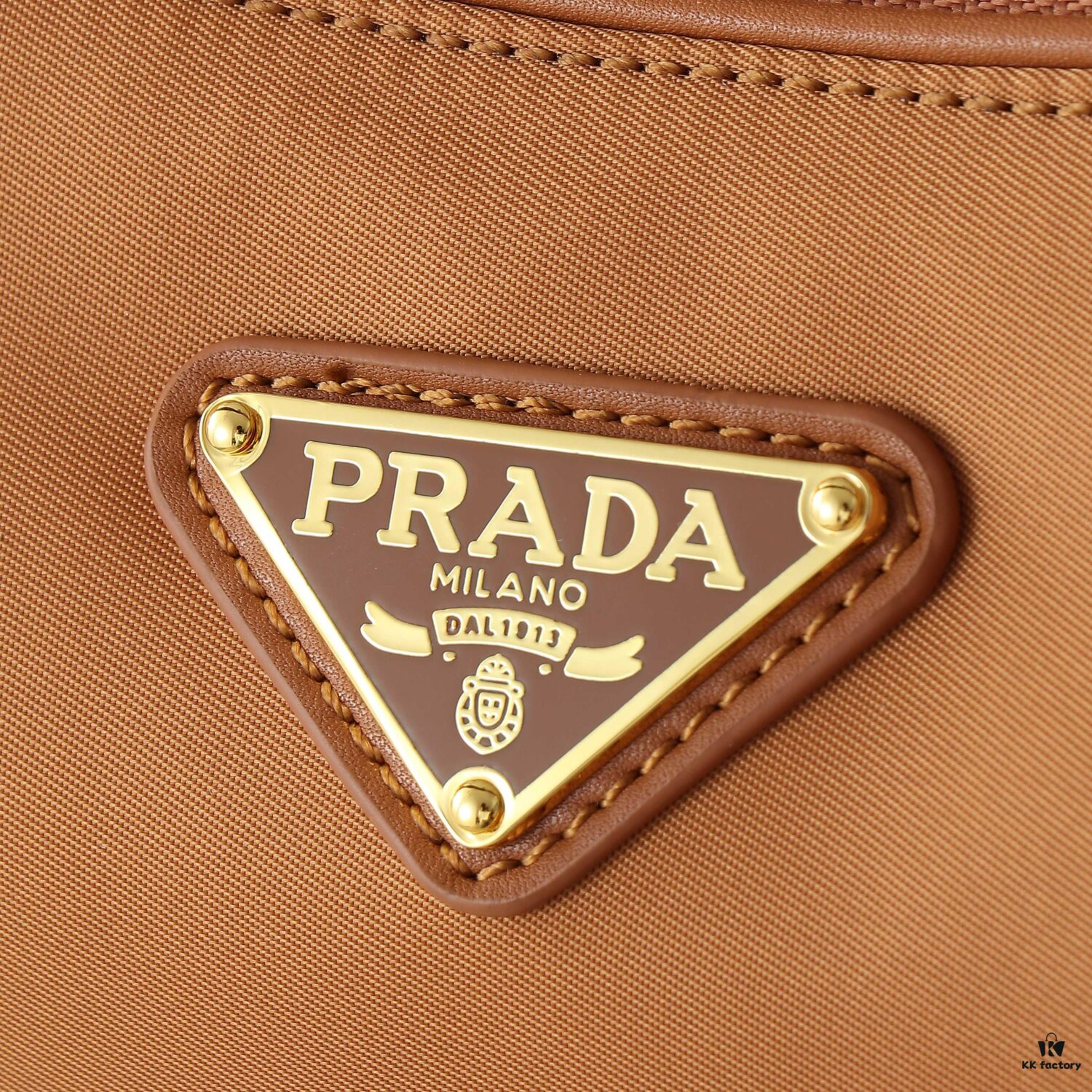 PRADA - Latest Model Handbag / Nylon Lock Bag, Synchronized with Official Website, Made from Original Imported Waterproof Fabric with Authentic Hardware, Exquisite Craftsmanship, Comfortable Touch, OEM by 175, Original Quality, Size: 34/19.5/10cm, Model 2020