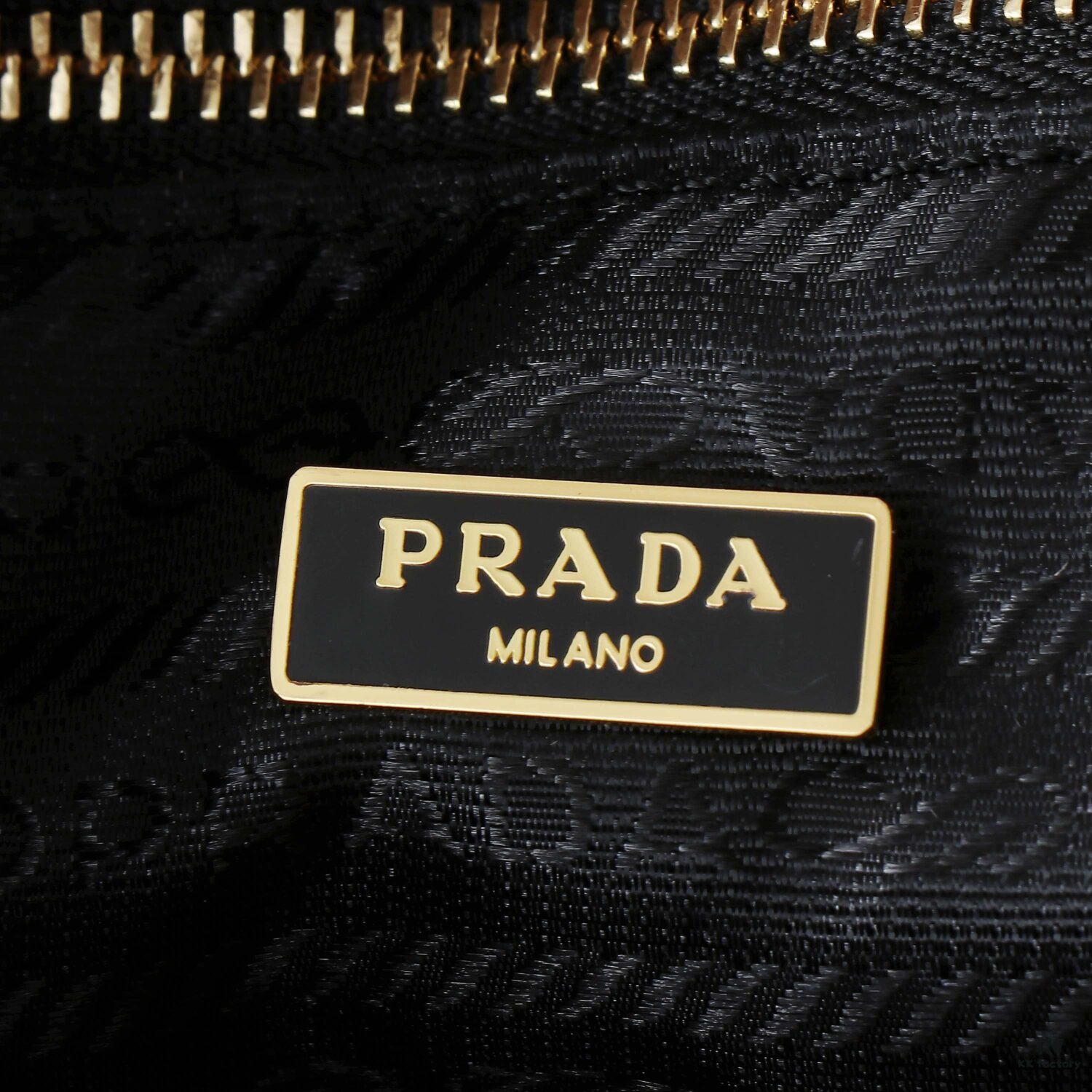 PRADA - Latest Model Handbag / Nylon Lock Bag, Synchronized with Official Website, Made from Original Imported Waterproof Fabric with Authentic Hardware, Exquisite Craftsmanship, Comfortable Touch, OEM by 175, Original Quality, Size: 34/19.5/10cm, Model 2020