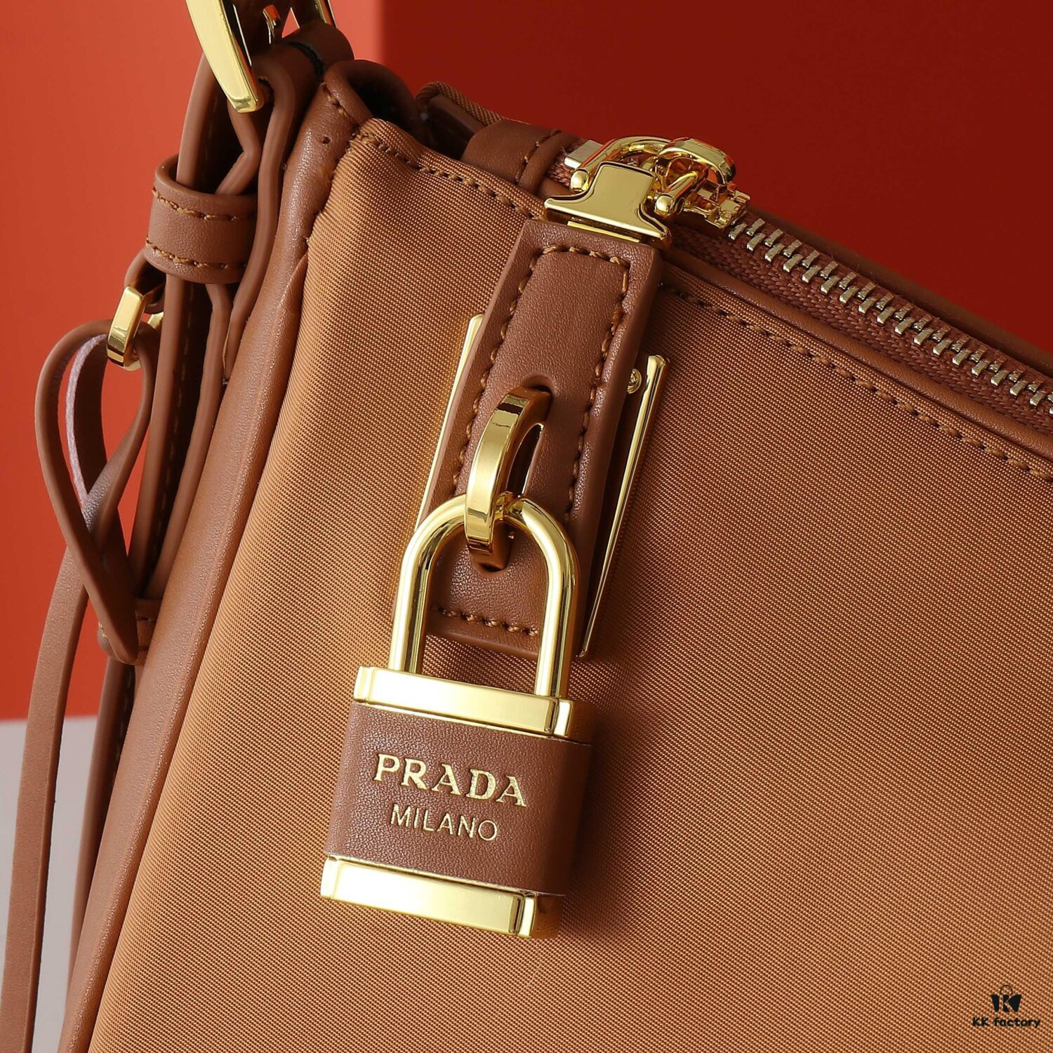 PRADA - Latest Model Handbag / Nylon Lock Bag, Synchronized with Official Website, Made from Original Imported Waterproof Fabric with Authentic Hardware, Exquisite Craftsmanship, Comfortable Touch, OEM by 175, Original Quality, Size: 34/19.5/10cm, Model 2020