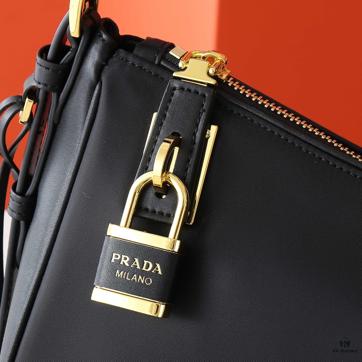 PRADA - Latest Model Handbag / Nylon Lock Bag, Synchronized with Official Website, Made from Original Imported Waterproof Fabric with Authentic Hardware, Exquisite Craftsmanship, Comfortable Touch, OEM by 175, Genuine Quality
