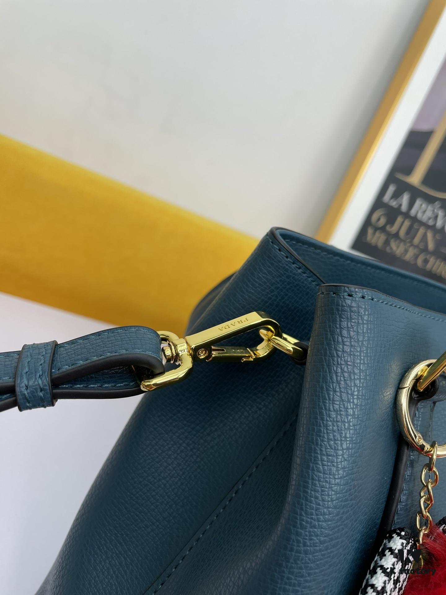 New Arrival 340🔥 Original High Quality🔥 Prada 2020 Mouse Year Edition [Rose] (Free Doll Keychain with Purchase) – Classic and Timeless Design, Best-Selling Minimalist Style Made from Genuine Fine Grain Calfskin, Light Gold Hardware, Soft Rounded Shape with Wide Shoulder Strap, Exquisite Craftsmanship, Elegant Texture – Model No.: 5005#, Size: 30*22*13cm