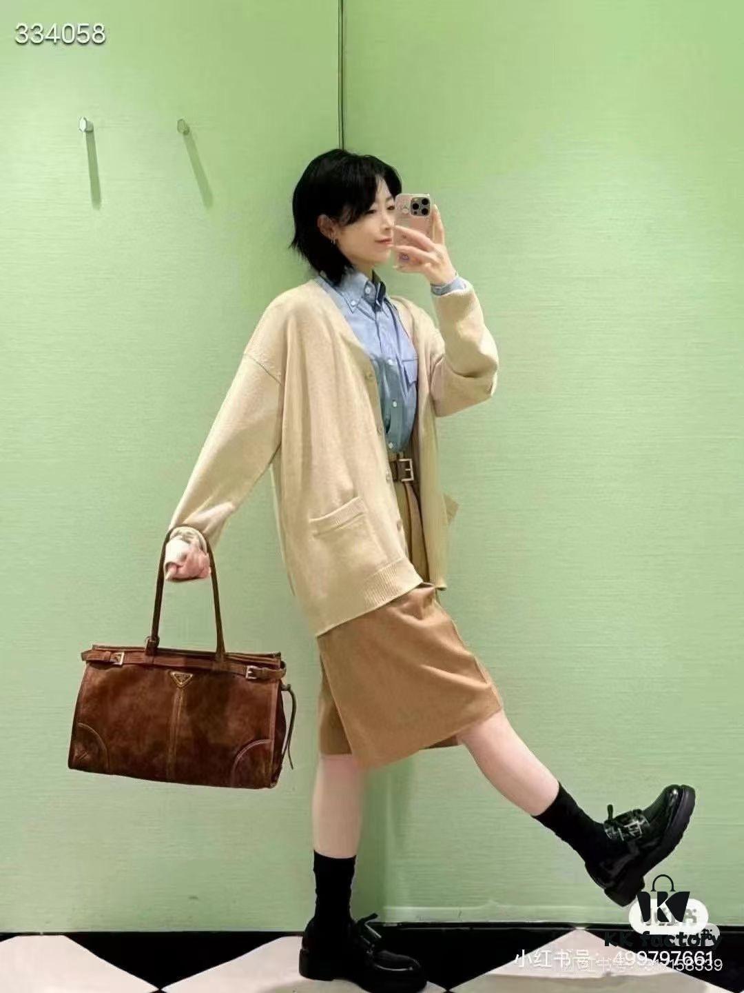 Sanded, size 38x30x12, model number 2452. Prada's recent unboxing joy