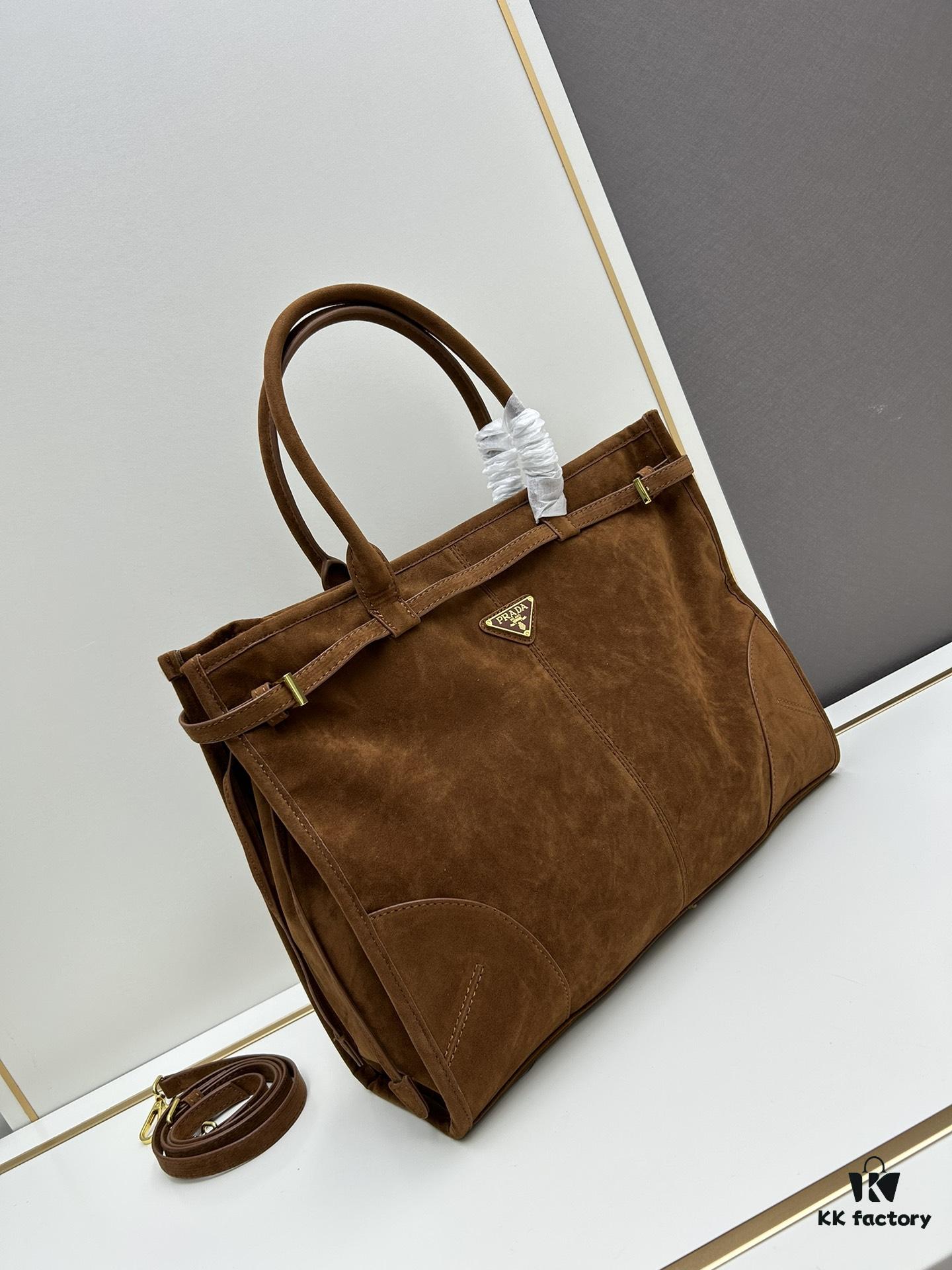 Sanded, size 38x30x12, model number 2452. Prada's recent unboxing joy ||| Unica Alps, missed last year, making up for it with tears this year. The moment I touched the fabric, I knew this was money well spent—absolutely exquisite! The silhouette is fantastic too: a relaxed Chanel-inspired cut that feels effortlessly elegant, paired with luxurious, finely crafted fabric and stylish buttons—youthful yet opulent, absolutely stunning [colorful R]