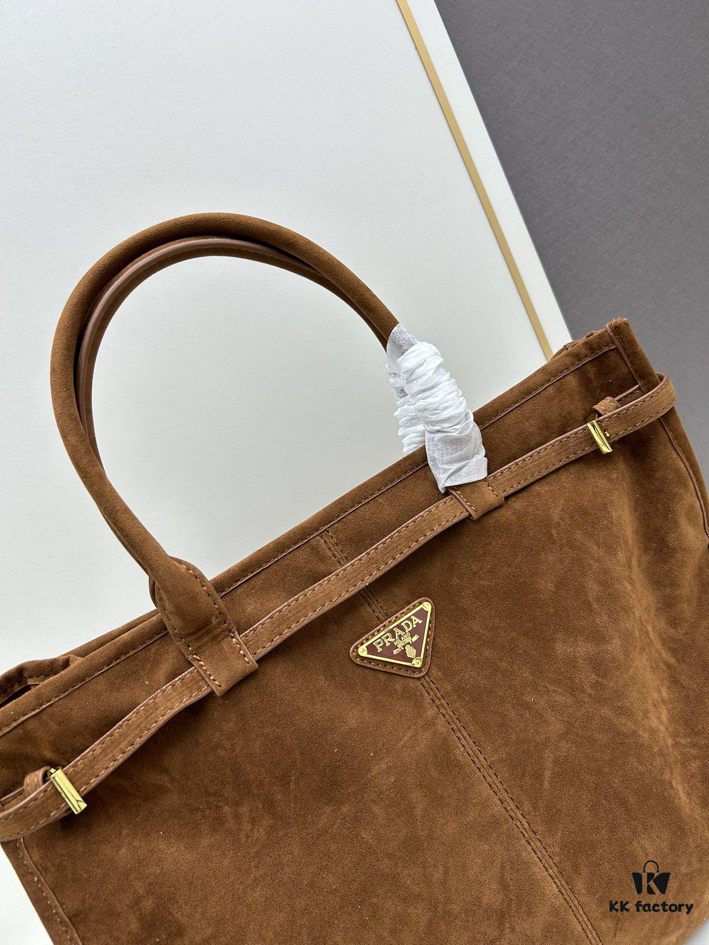 Sanded, size 38x30x12, model number 2452. Prada's recent unboxing joy ||| Unica Alps, missed last year, making up for it with tears this year. The moment I touched the fabric, I knew this was money well spent—absolutely exquisite! The silhouette is fantastic too: a relaxed Chanel-inspired cut that feels effortlessly elegant, paired with luxurious, finely crafted fabric and stylish buttons—youthful yet opulent, absolutely stunning [colorful R]