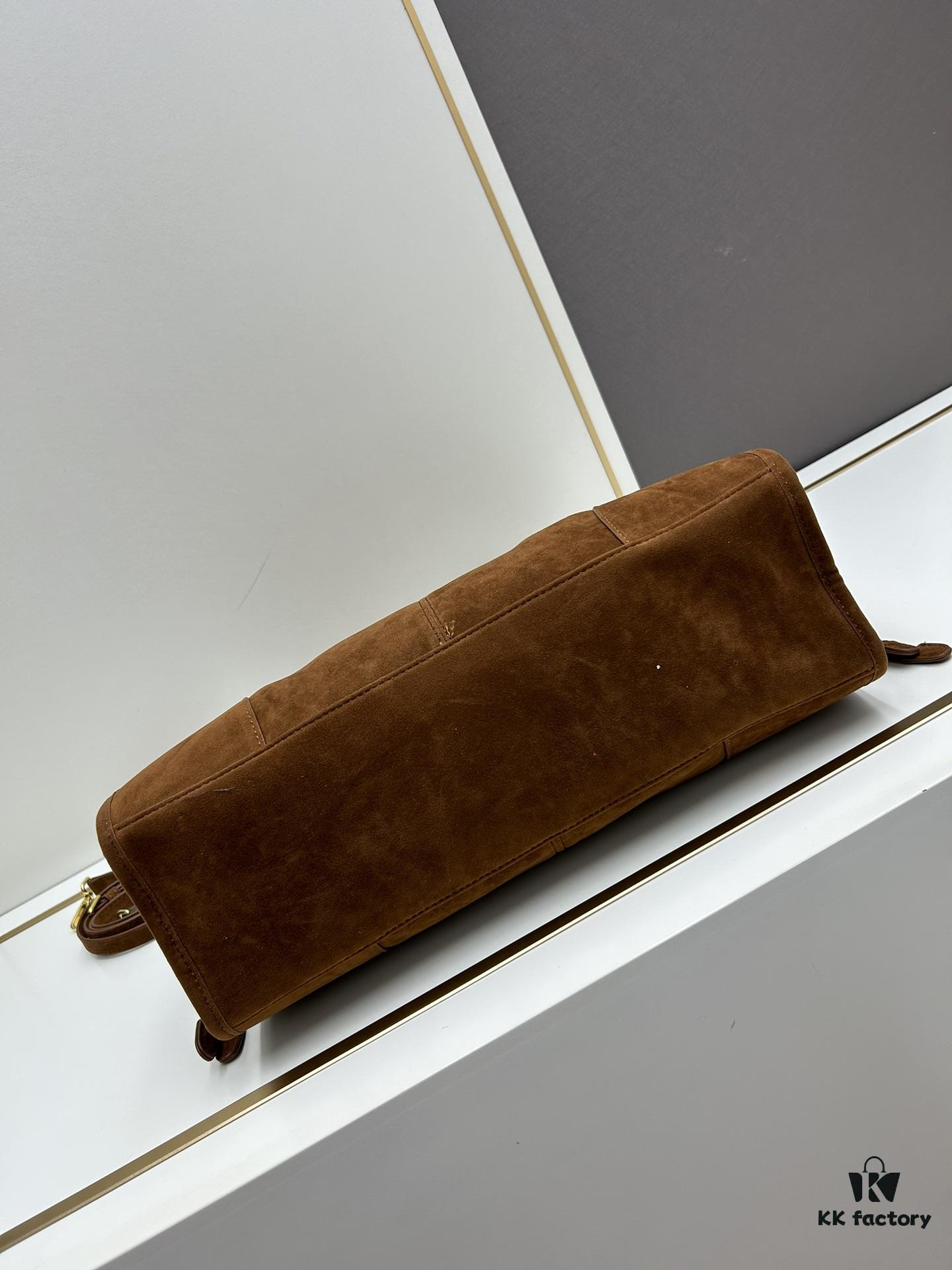 Sanded, size 38x30x12, model number 2452. Prada's recent unboxing joy ||| Unica Alps, missed last year, making up for it with tears this year. The moment I touched the fabric, I knew this was money well spent—absolutely exquisite! The silhouette is fantastic too: a relaxed Chanel-inspired cut that feels effortlessly elegant, paired with luxurious, finely crafted fabric and stylish buttons—youthful yet opulent, absolutely stunning [colorful R]