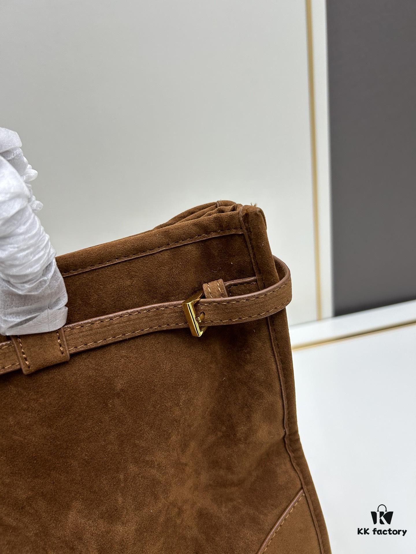 Sanded, size 38x30x12, model number 2452. Prada's recent unboxing joy ||| Unica Alps, missed last year, making up for it with tears this year. The moment I touched the fabric, I knew this was money well spent—absolutely exquisite! The silhouette is fantastic too: a relaxed Chanel-inspired cut that feels effortlessly elegant, paired with luxurious, finely crafted fabric and stylish buttons—youthful yet opulent, absolutely stunning [colorful R]