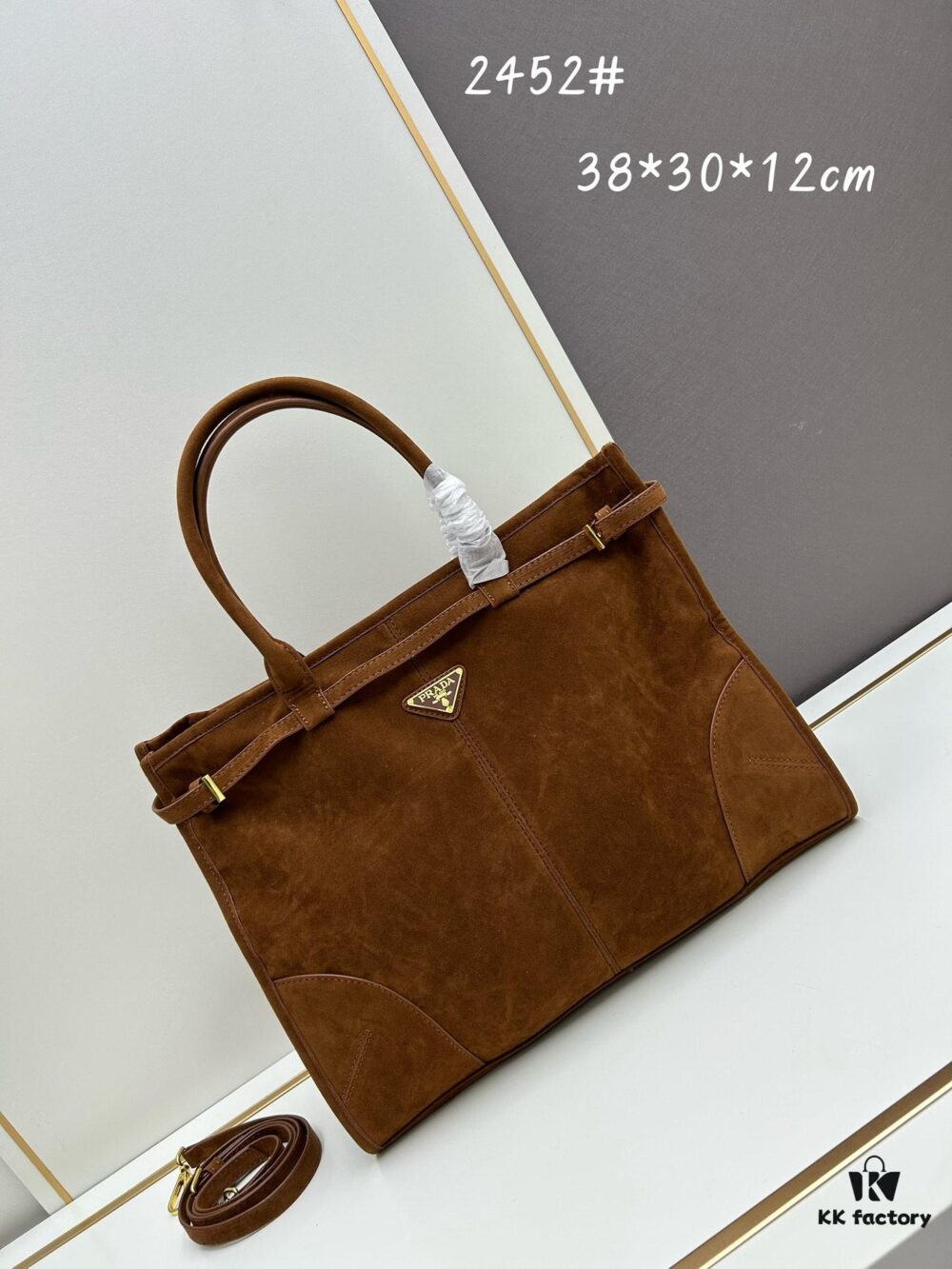 Sanded, size 38x30x12, model number 2452. Prada's recent unboxing joy ||| Unica Alps, missed last year, making up for it with tears this year. The moment I touched the fabric, I knew this was money well spent—absolutely exquisite! The silhouette is fantastic too: a relaxed Chanel-inspired cut that feels effortlessly elegant, paired with luxurious, finely crafted fabric and stylish buttons—youthful yet opulent, absolutely stunning [colorful R]