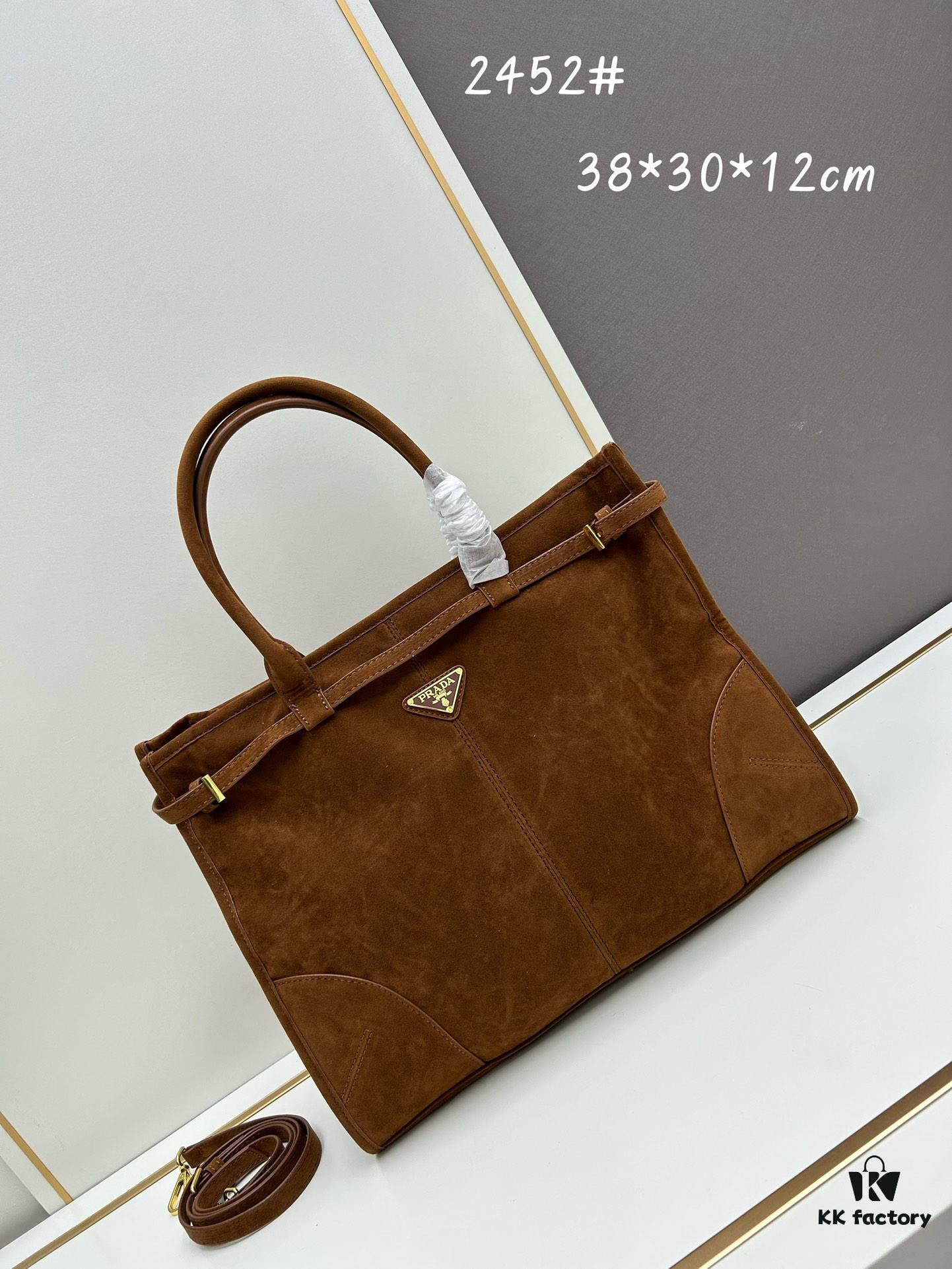 Sanded, size 38x30x12, model number 2452. Prada's recent unboxing joy ||| Unica Alps, missed last year, making up for it with tears this year. The moment I touched the fabric, I knew this was money well spent—absolutely exquisite! The silhouette is fantastic too: a relaxed Chanel-inspired cut that feels effortlessly elegant, paired with luxurious, finely crafted fabric and stylish buttons—youthful yet opulent, absolutely stunning [colorful R]