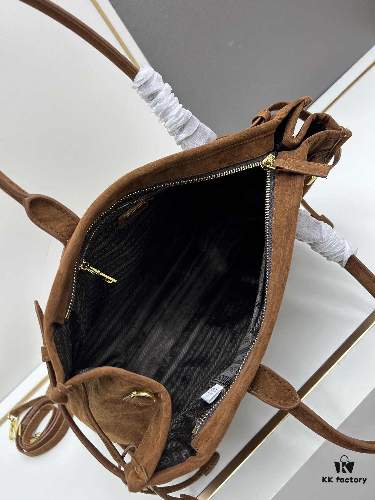 Sanded, size 38x30x12, model number 2452. Prada's recent unboxing joy ||| Unica Alps, missed last year, making up for it with tears this year. The moment I touched the fabric, I knew this was money well spent—absolutely exquisite! The silhouette is fantastic too: a relaxed Chanel-inspired cut that feels effortlessly elegant, paired with luxurious, finely crafted fabric and stylish buttons—youthful yet opulent, absolutely stunning [colorful R]