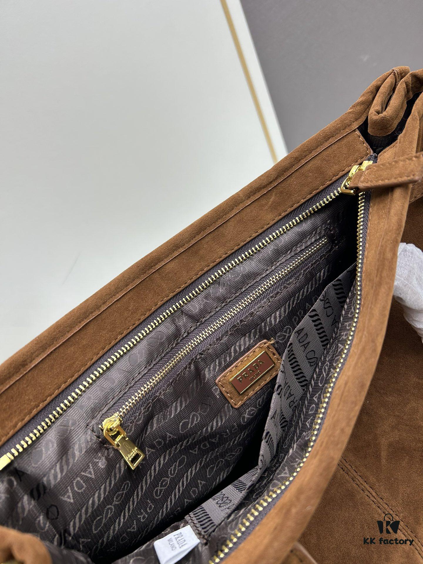 Sanded, size 38x30x12, model number 2452. Prada's recent unboxing joy ||| Unica Alps, missed last year, making up for it with tears this year. The moment I touched the fabric, I knew this was money well spent—absolutely exquisite! The silhouette is fantastic too: a relaxed Chanel-inspired cut that feels effortlessly elegant, paired with luxurious, finely crafted fabric and stylish buttons—youthful yet opulent, absolutely stunning [colorful R]