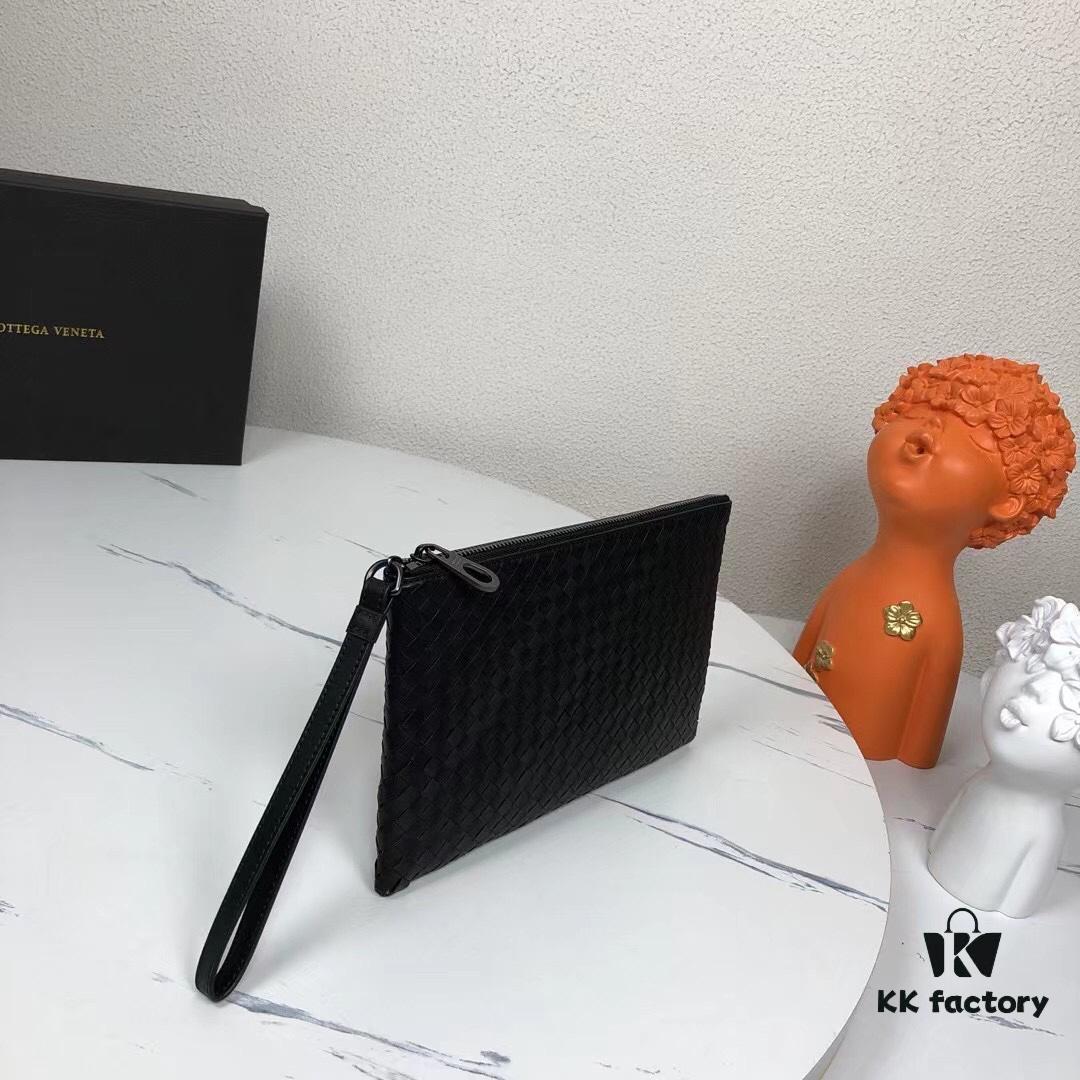 Small Size with Box - BV Men's Handbag 😱 Crafted with Traditional Techniques 💪🏻 Premium Waxed Cowhide Leather, Handwoven 🤠 Multi-functional Design – Can Be Used as Wallet or Clutch 🌟 Minimalist Style, Fully Braided Body, Practical Handle, Secret Pocket with Zipper at Opening, Interior Zippered Compartment 🎓 Size: 25*17*1 cm