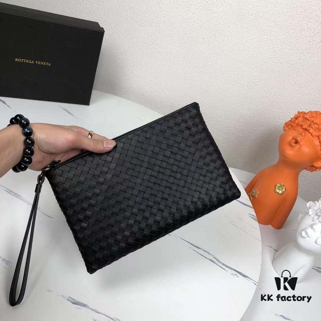 Small Size with Box - BV Men's Handbag 😱 Crafted with Traditional Techniques 💪🏻 Premium Waxed Cowhide Leather, Handwoven 🤠 Multi-functional Design – Can Be Used as Wallet or Clutch 🌟 Minimalist Style, Fully Braided Body, Practical Handle, Secret Pocket with Zipper at Opening, Interior Zippered Compartment 🎓 Size: 25*17*1 cm