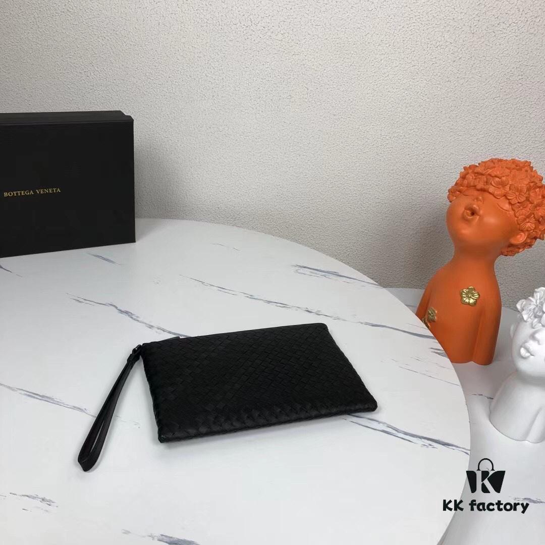 Small Size with Box - BV Men's Handbag 😱 Crafted with Traditional Techniques 💪🏻 Premium Waxed Cowhide Leather, Handwoven 🤠 Multi-functional Design – Can Be Used as Wallet or Clutch 🌟 Minimalist Style, Fully Braided Body, Practical Handle, Secret Pocket with Zipper at Opening, Interior Zippered Compartment 🎓 Size: 25*17*1 cm