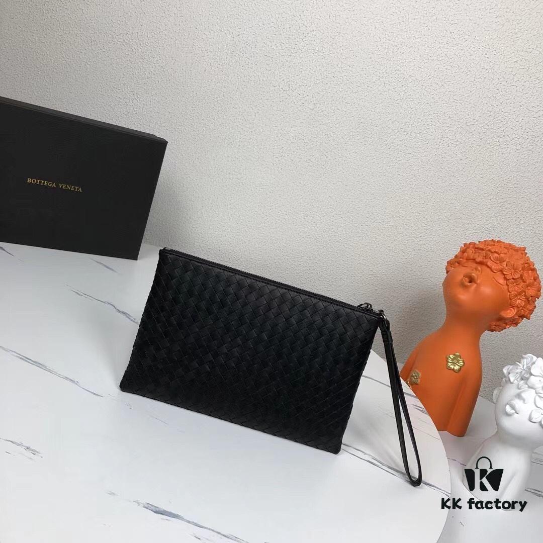 Small Size with Box - BV Men's Handbag 😱 Crafted with Traditional Techniques 💪🏻 Premium Waxed Cowhide Leather, Handwoven 🤠 Multi-functional Design – Can Be Used as Wallet or Clutch 🌟 Minimalist Style, Fully Braided Body, Practical Handle, Secret Pocket with Zipper at Opening, Interior Zippered Compartment 🎓 Size: 25*17*1 cm