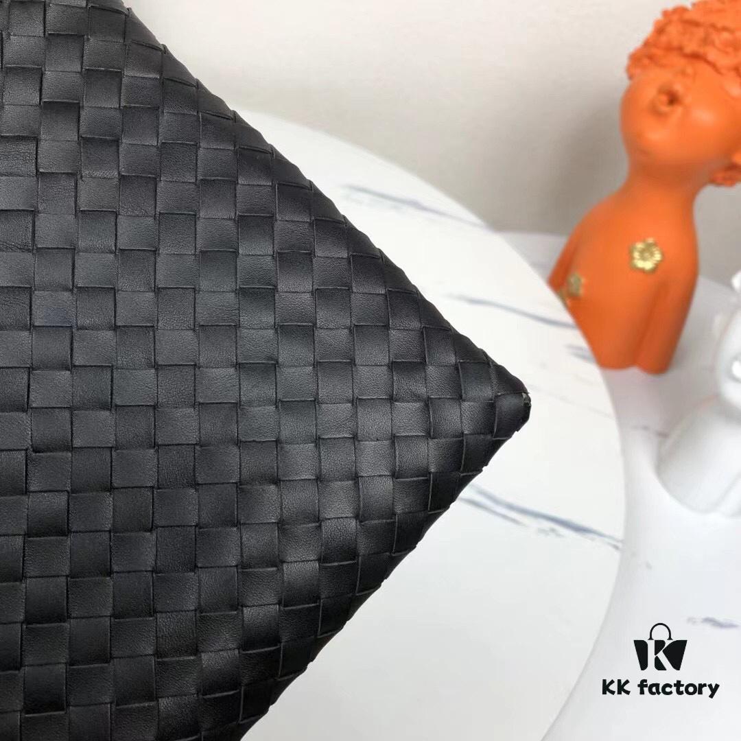 Small Size with Box - BV Men's Handbag 😱 Crafted with Traditional Techniques 💪🏻 Premium Waxed Cowhide Leather, Handwoven 🤠 Multi-functional Design – Can Be Used as Wallet or Clutch 🌟 Minimalist Style, Fully Braided Body, Practical Handle, Secret Pocket with Zipper at Opening, Interior Zippered Compartment 🎓 Size: 25*17*1 cm