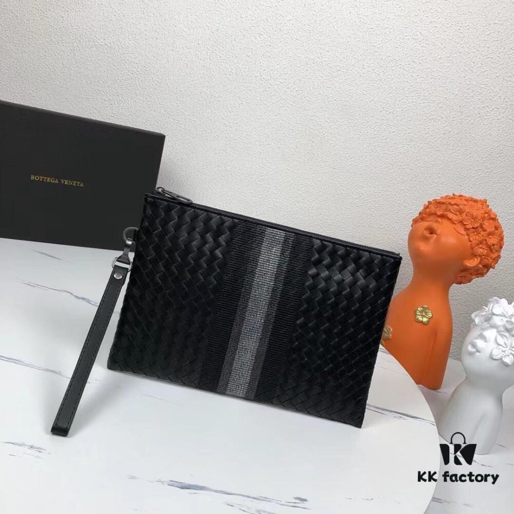 Box Included] BV Italian Luxury Brand, Precious Due to Intricate Leatherwork That Represents a Time-Intensive, Artisanal Masterpiece