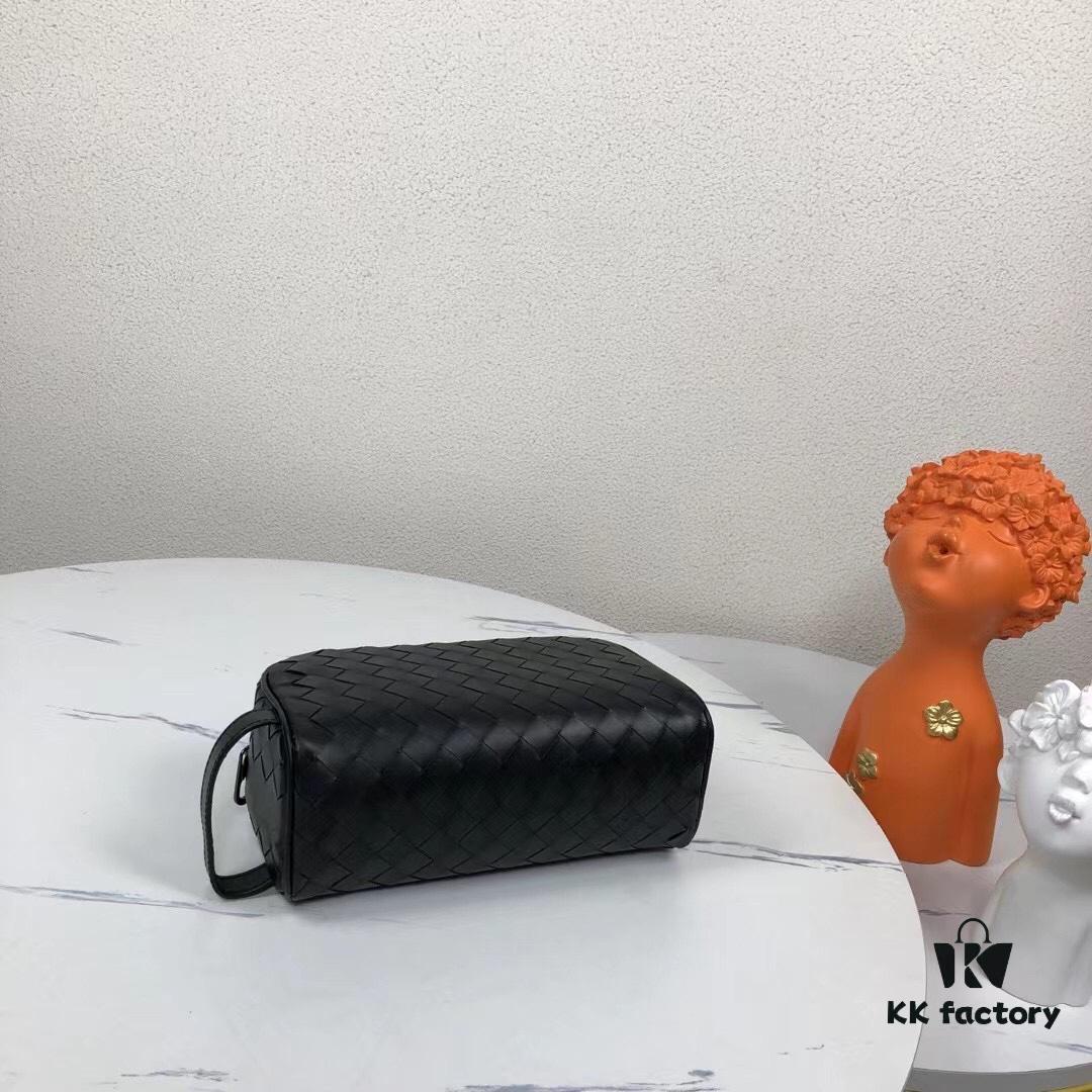 BV Pillow Handbag, Stylish and Handsome, Made with Imported Waxed Cowhide, Fully Hand-Woven, Gray Lining