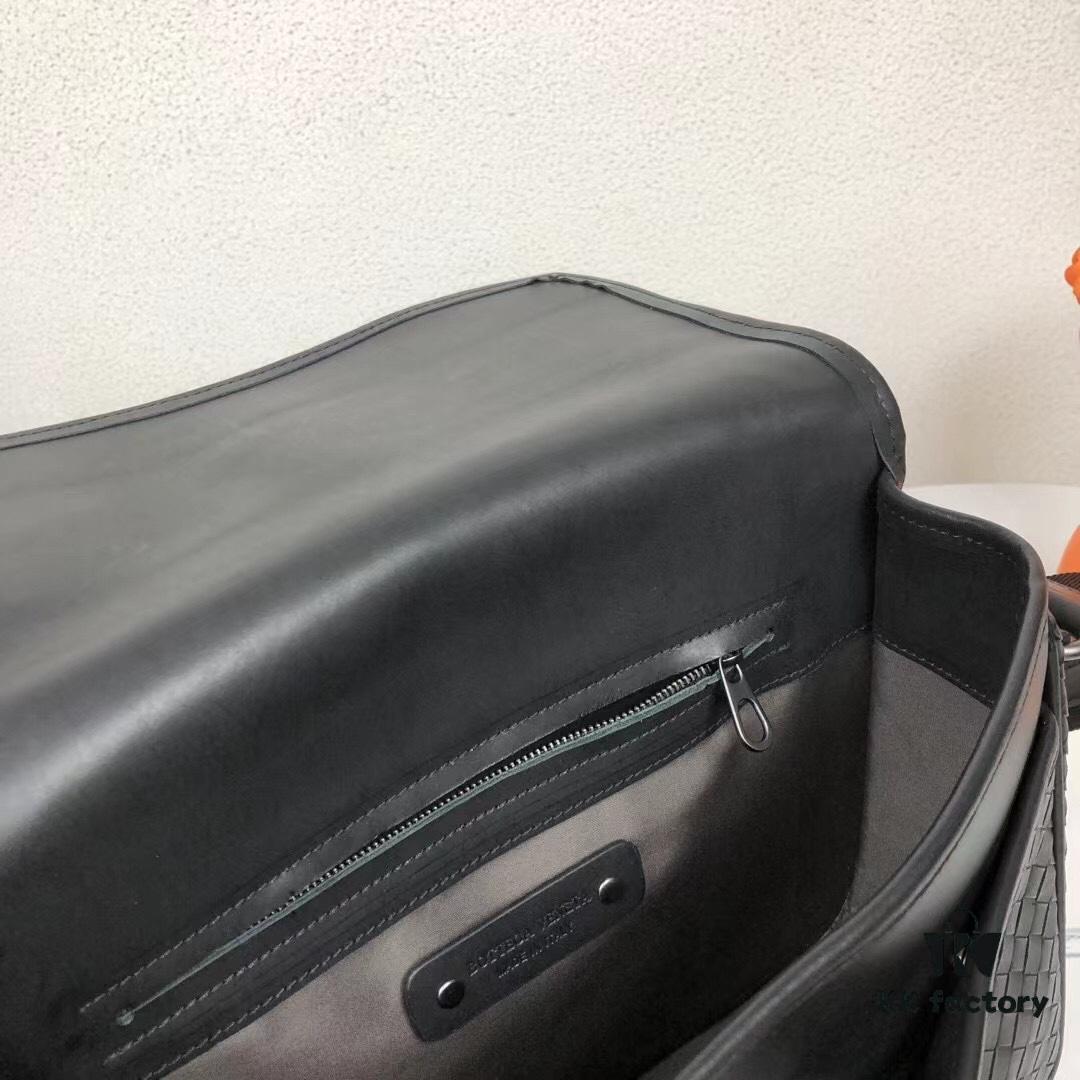 BV Woven Messenger Bag 🌿 New Hot Item