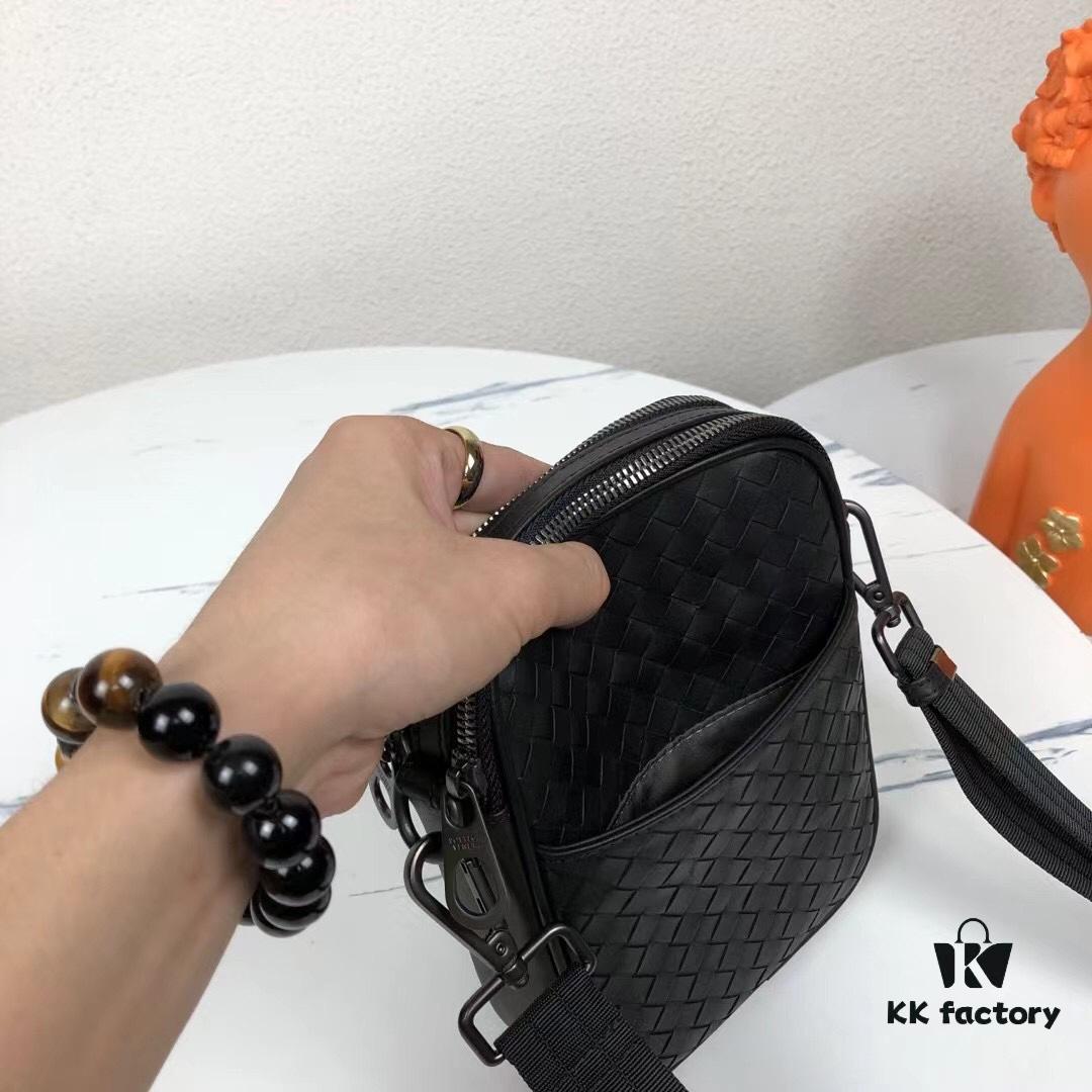 BV Top Official Website Bestseller Minimalist and Elegant Men's Small Shoulder Bag / Phone Pouch, Original Order Production, Fashionable and Casual, Exudes a Sophisticated Look While Highlighting Practicality and Perfection, Designed by European Masters, Premium Quality, Stylish and Novel