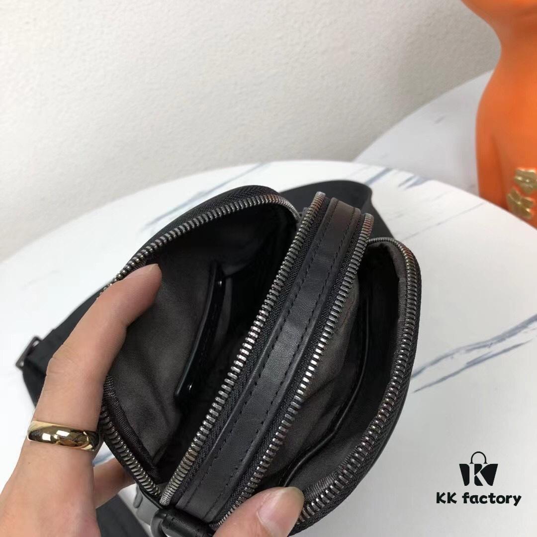 BV Top Official Website Bestseller Minimalist and Elegant Men's Small Shoulder Bag / Phone Pouch, Original Order Production, Fashionable and Casual, Exudes a Sophisticated Look While Highlighting Practicality and Perfection, Designed by European Masters, Premium Quality, Stylish and Novel