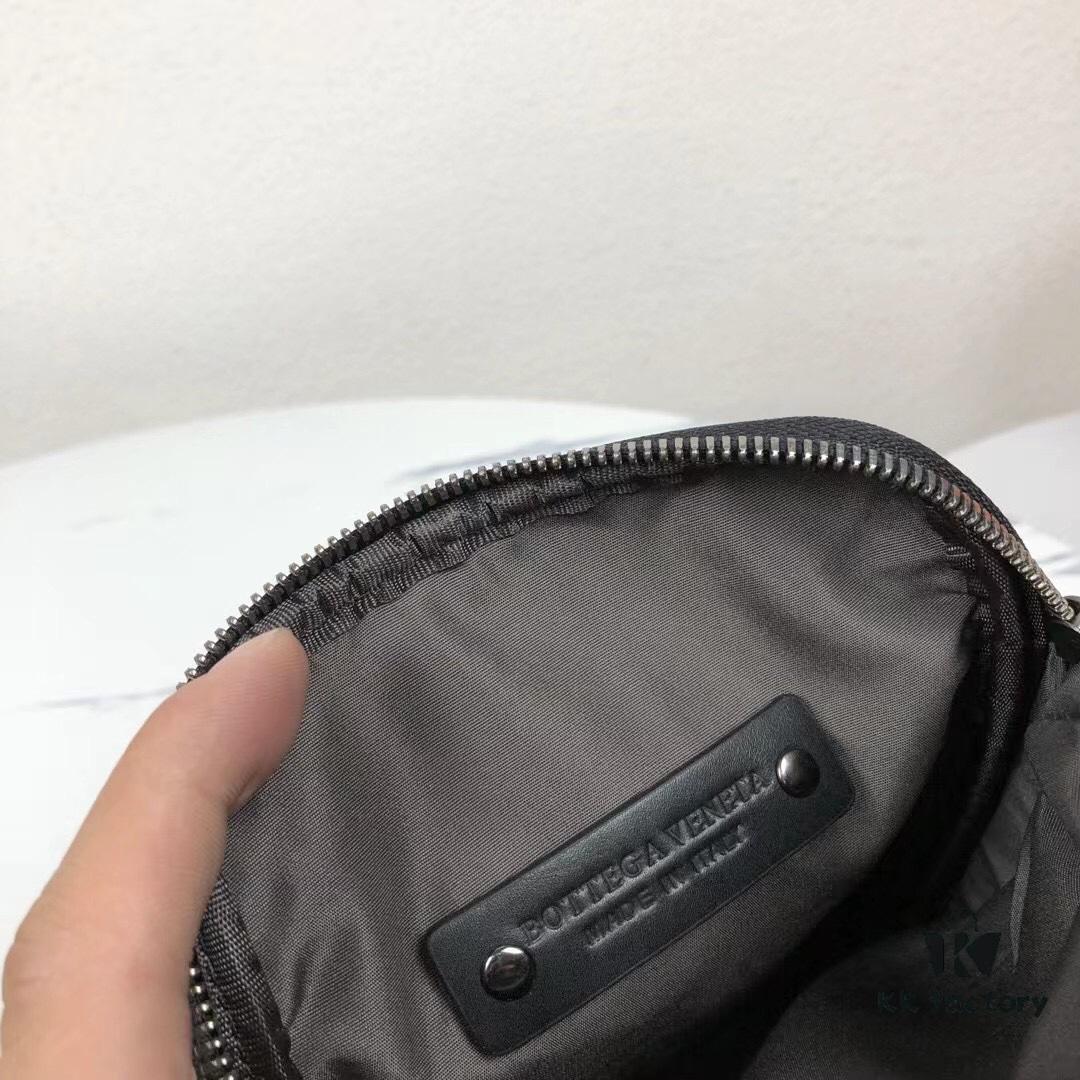 BV Top Official Website Bestseller Minimalist and Elegant Men's Small Shoulder Bag / Phone Pouch, Original Order Production, Fashionable and Casual, Exudes a Sophisticated Look While Highlighting Practicality and Perfection, Designed by European Masters, Premium Quality, Stylish and Novel