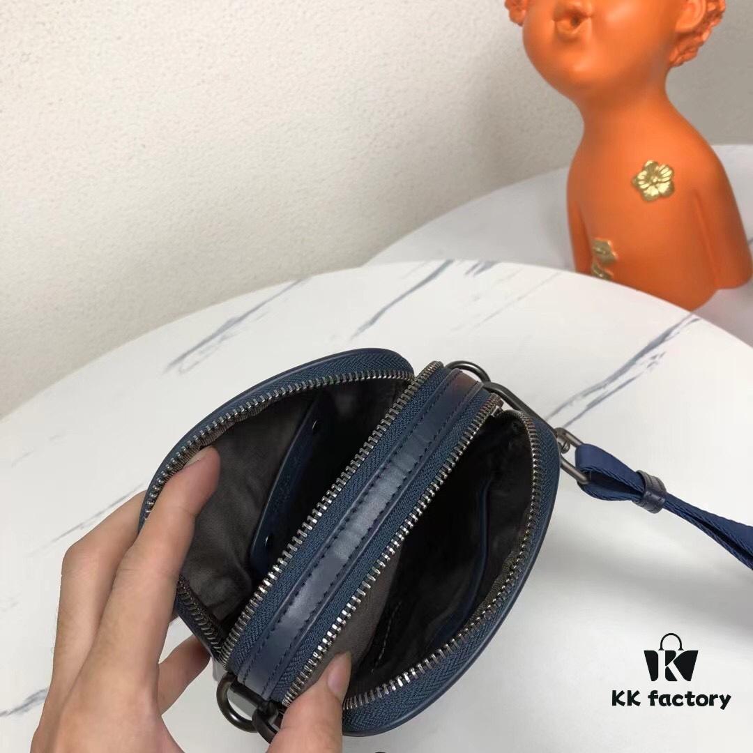 BV Top Official Website Bestseller Minimalist and Elegant Men's Small Crossbody Bag / Phone Pouch, Original Order Production, Fashionable and Casual, Exudes a Refined Look While Highlighting Practicality and Perfect Craftsmanship, Designed by European and American Masters, Premium Quality, Stylish and Novel