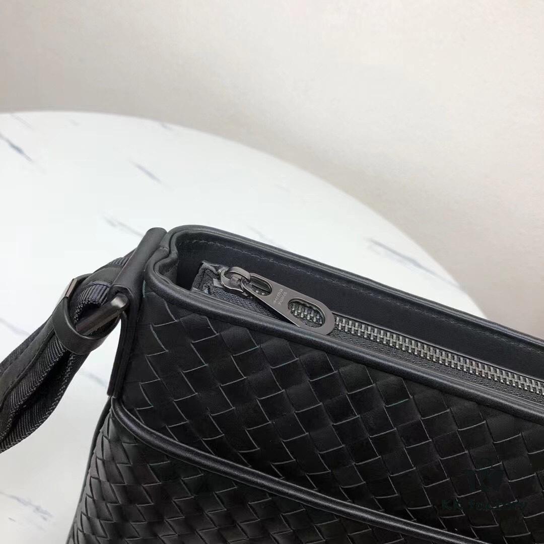 Bv😎 Classic Men's Crossbody Bag, Simple and Stylish Design, Handcrafted with Imported Waxed Cowhide