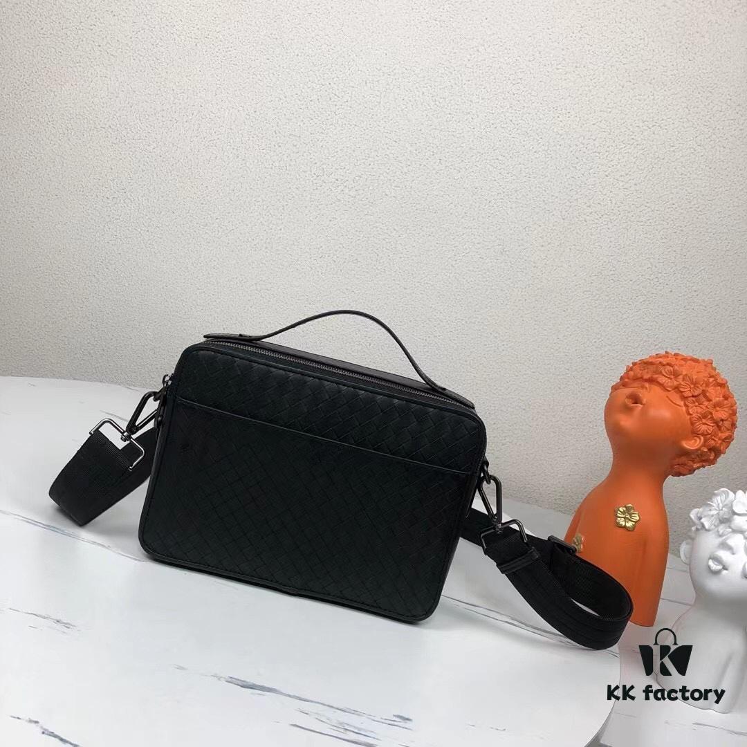 BV - Latest Men's Small Crossbody Bag 😄 Original Quality, Synchronized with Official Website, Made from Top-Grade Waxed Calfskin, Superb Hand Feel, Authentic Store Hardware, Unique Design Style, Perfect in Every Detail, Exquisitely Crafted, Elegant and Sophisticated, High-Quality