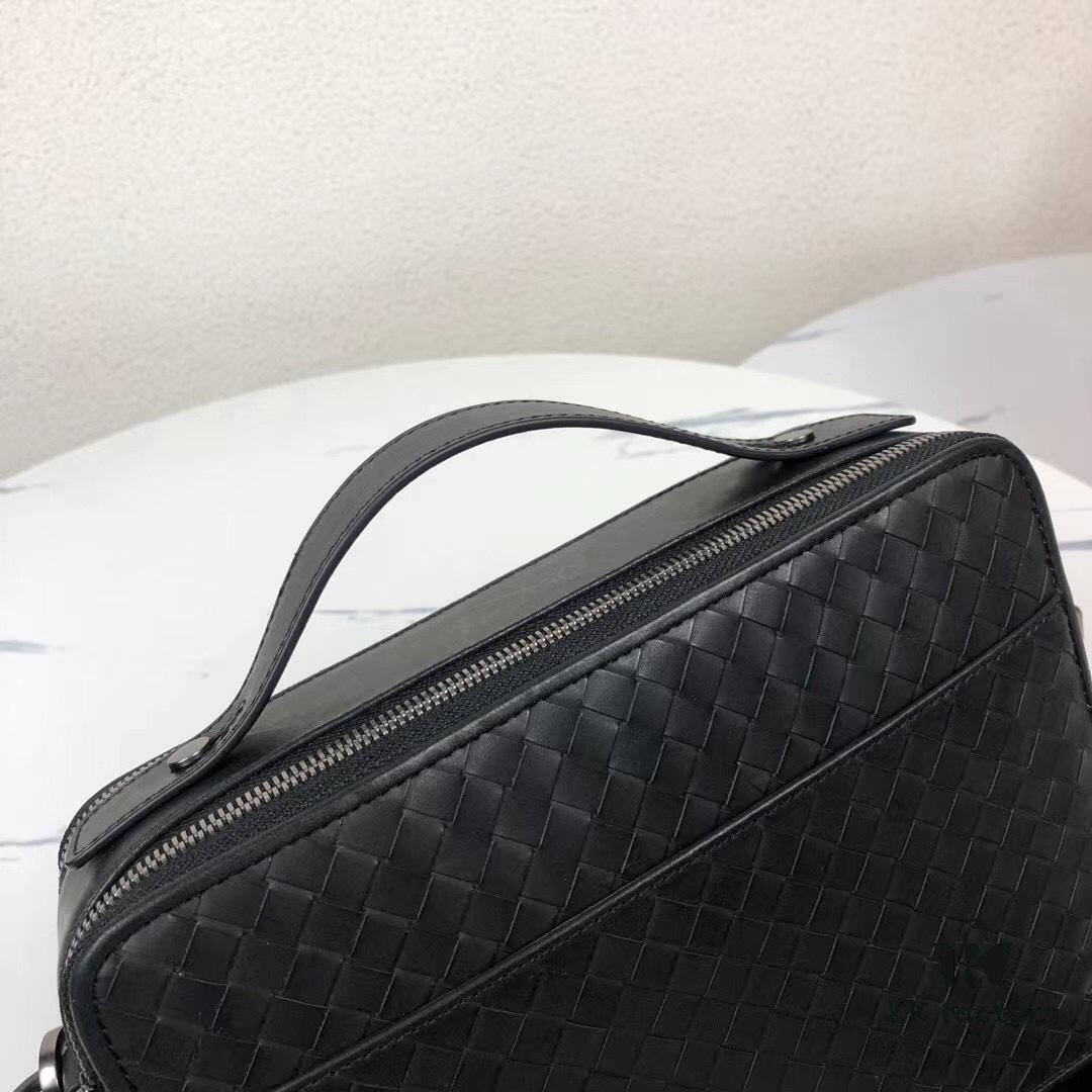 BV - Latest Men's Small Crossbody Bag 😄 Original Quality, Synchronized with Official Website, Made from Top-Grade Waxed Calfskin, Superb Hand Feel, Authentic Store Hardware, Unique Design Style, Perfect in Every Detail, Exquisitely Crafted, Elegant and Sophisticated, High-Quality