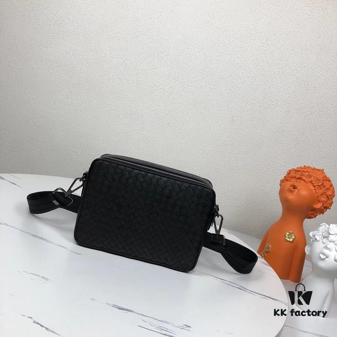 BV - Latest Men's Small Crossbody Bag 😄 Original Quality, Synchronized with Official Website, Made of Top-Grade Waxed Calfskin, Superb Hand Feel, Authentic Hardware, Unique Design Style, Perfect in Every Detail, Exquisitely Crafted, Elegant and Refined, High-Quality