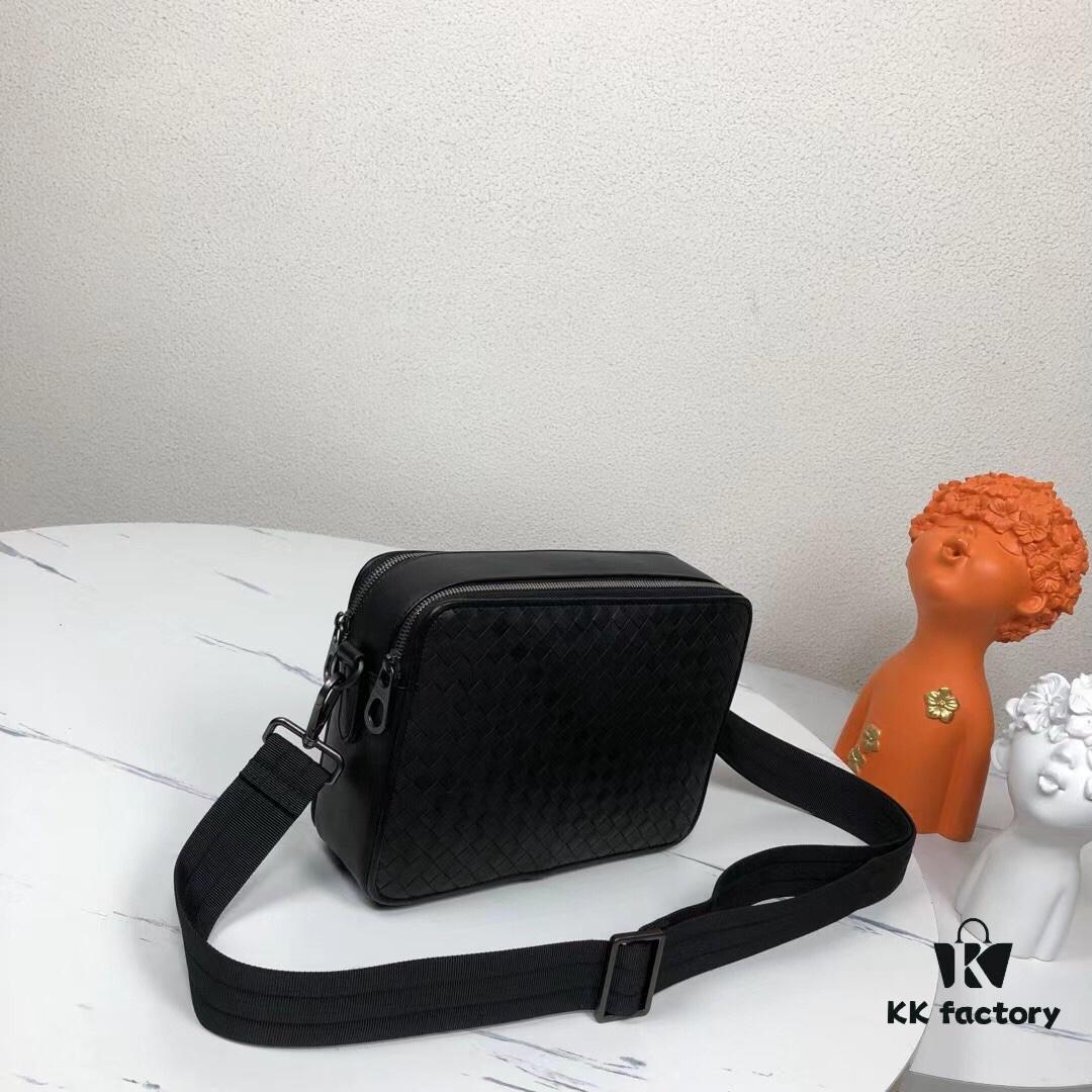 BV - Latest Men's Small Crossbody Bag 😄 Original Quality, Synchronized with Official Website, Made of Top-Grade Waxed Calfskin, Superb Hand Feel, Authentic Hardware, Unique Design Style, Perfect in Every Detail, Exquisitely Crafted, Elegant and Refined, High-Quality