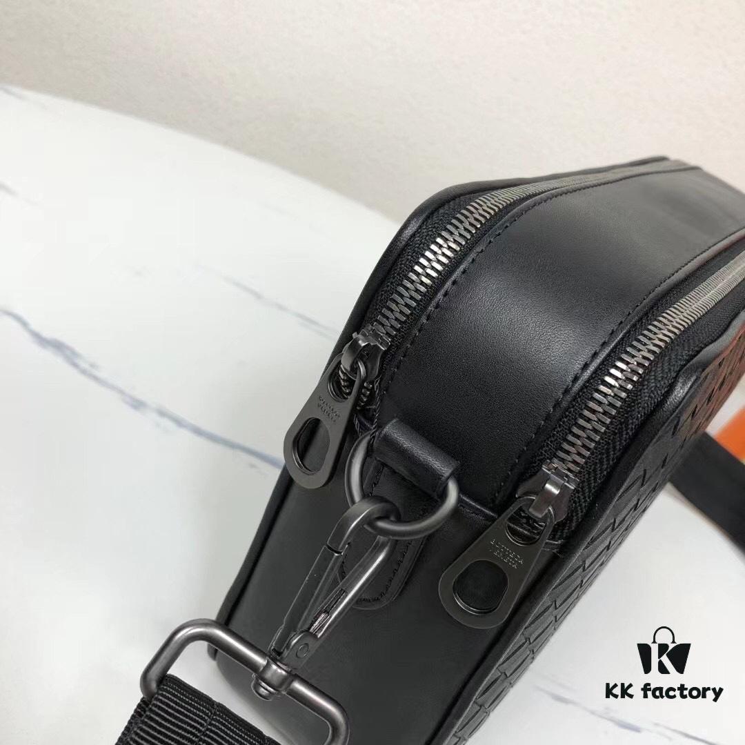 BV - Latest Men's Small Crossbody Bag 😄 Original Quality, Synchronized with Official Website, Made of Top-Grade Waxed Calfskin, Superb Hand Feel, Authentic Hardware, Unique Design Style, Perfect in Every Detail, Exquisitely Crafted, Elegant and Refined, High-Quality