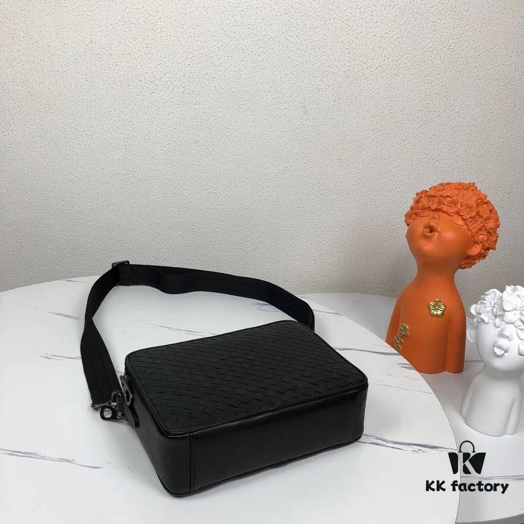 BV - Latest Men's Small Crossbody Bag 😄 Original Quality, Synchronized with Official Website, Made of Top-Grade Waxed Calfskin, Superb Hand Feel, Authentic Hardware, Unique Design Style, Perfect in Every Detail, Exquisitely Crafted, Elegant and Refined, High-Quality