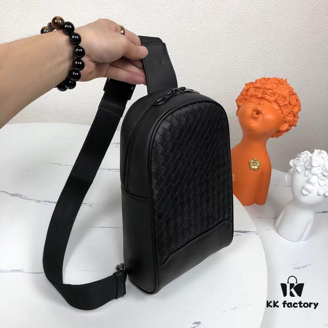 BV Latest Men's Chest Bag, Original Order Quality, Synchronized with Official Website, Made of Top-Grade Waxed Calfskin, Excellent Feel, Original Store Metal Fittings, Unique Design Style, Perfect in Every Detail, Exquisite Craftsmanship, Elegant and Refined, High-End and Premium