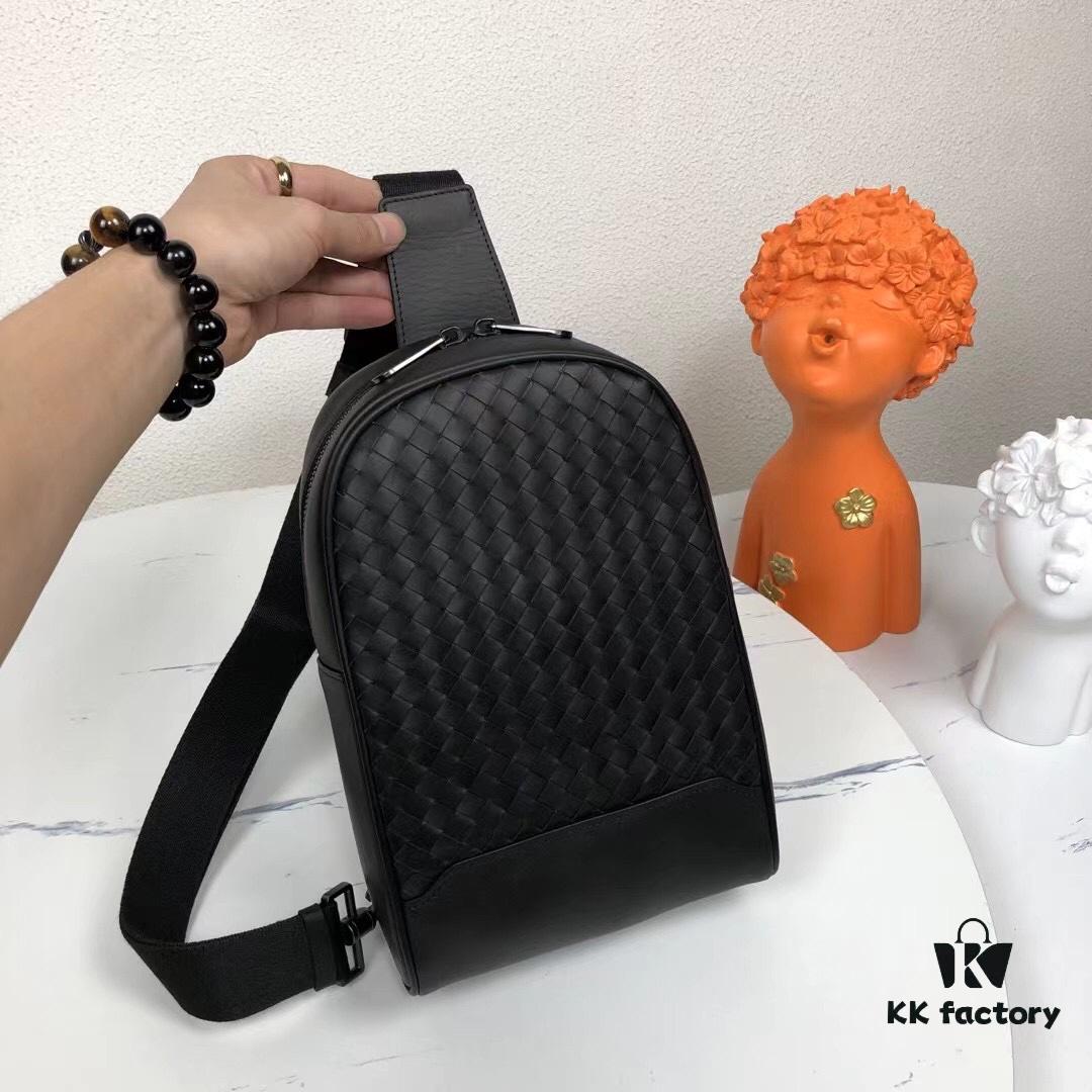 BV Latest Men's Chest Bag, Original Order Quality, Synchronized with Official Website, Made of Top-Grade Waxed Calfskin, Excellent Feel, Original Store Metal Fittings, Unique Design Style, Perfect in Every Detail, Exquisite Craftsmanship, Elegant and Refined, High-End and Premium